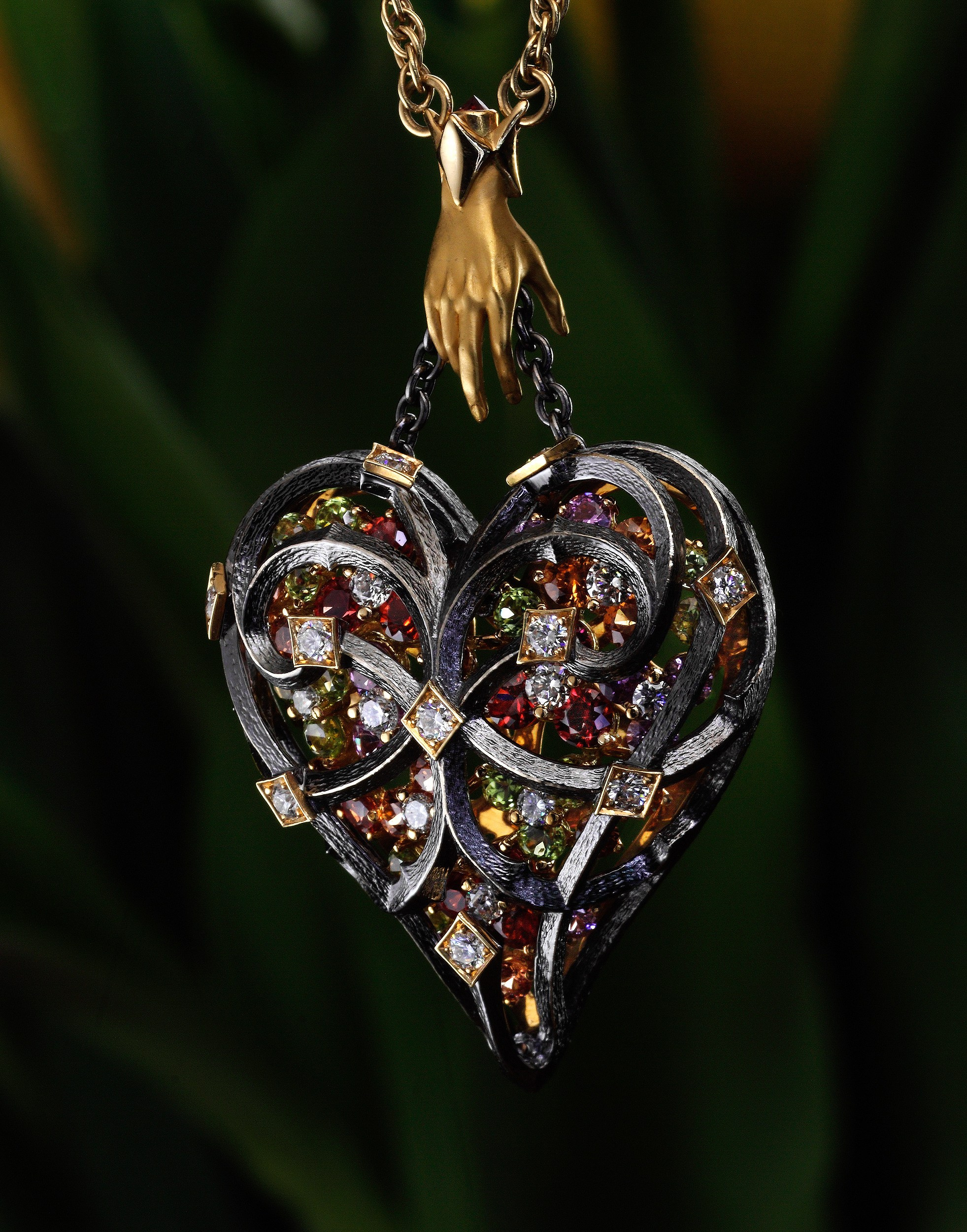 Ювелирные изделия. Предметная фотосъемка антиквариата, ювелирных украшений, камнерезных изделий, картин, предметов искусства и коллекционных предметов