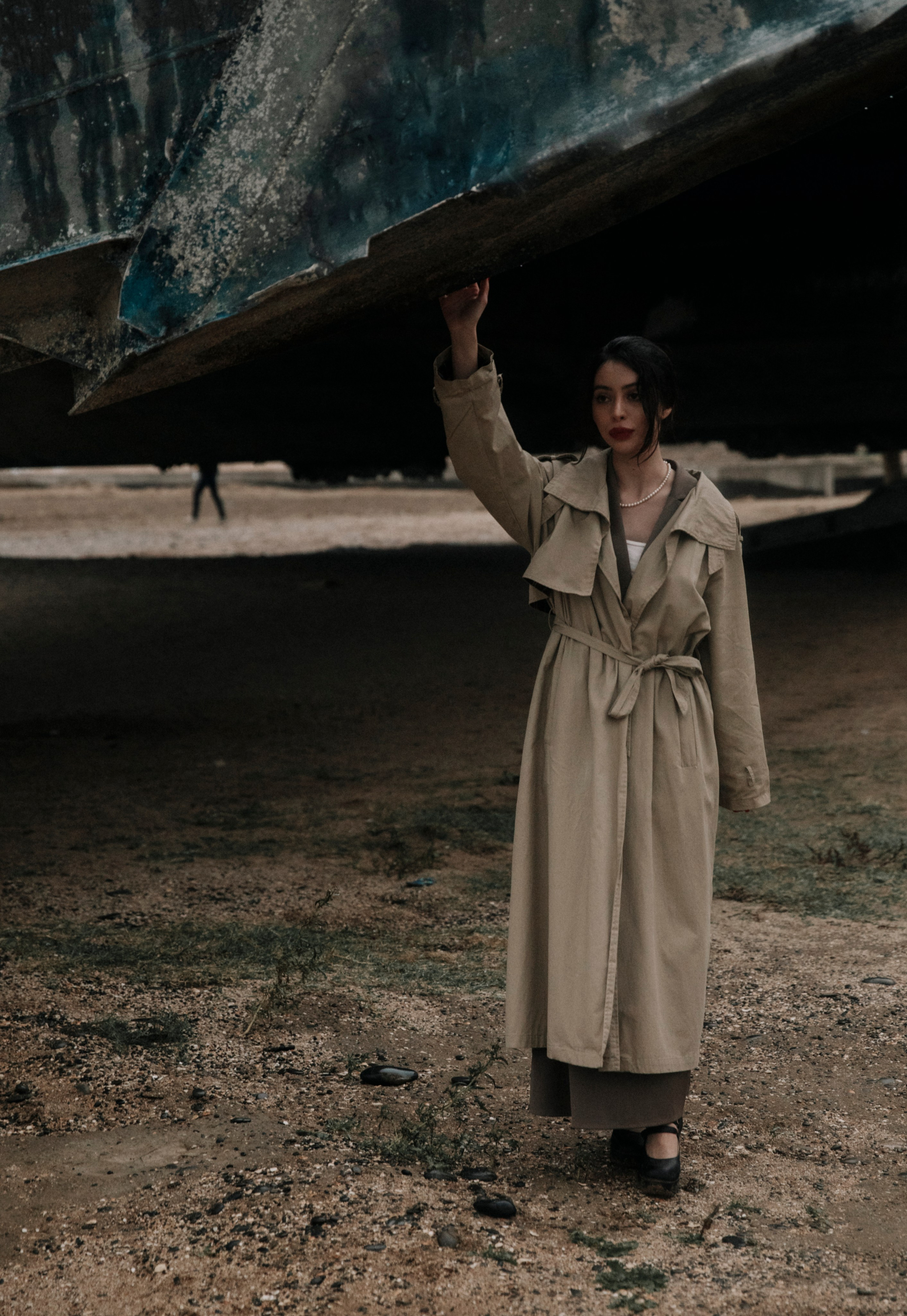 Фотосессия в пасмурную погоду, фотосессия в горах, фотосессия на пляже, фотосессия в туман, фотосессия у моря, фотосессия в стиле авиатор, авиатор, фотосессия Дагестан, Дагестан, мафия, женщины, дамы, леди, зонт, мрачная погода, фотосессия Лунь, Лунь, экраноплан, фотосессия с экранопланом Лунь