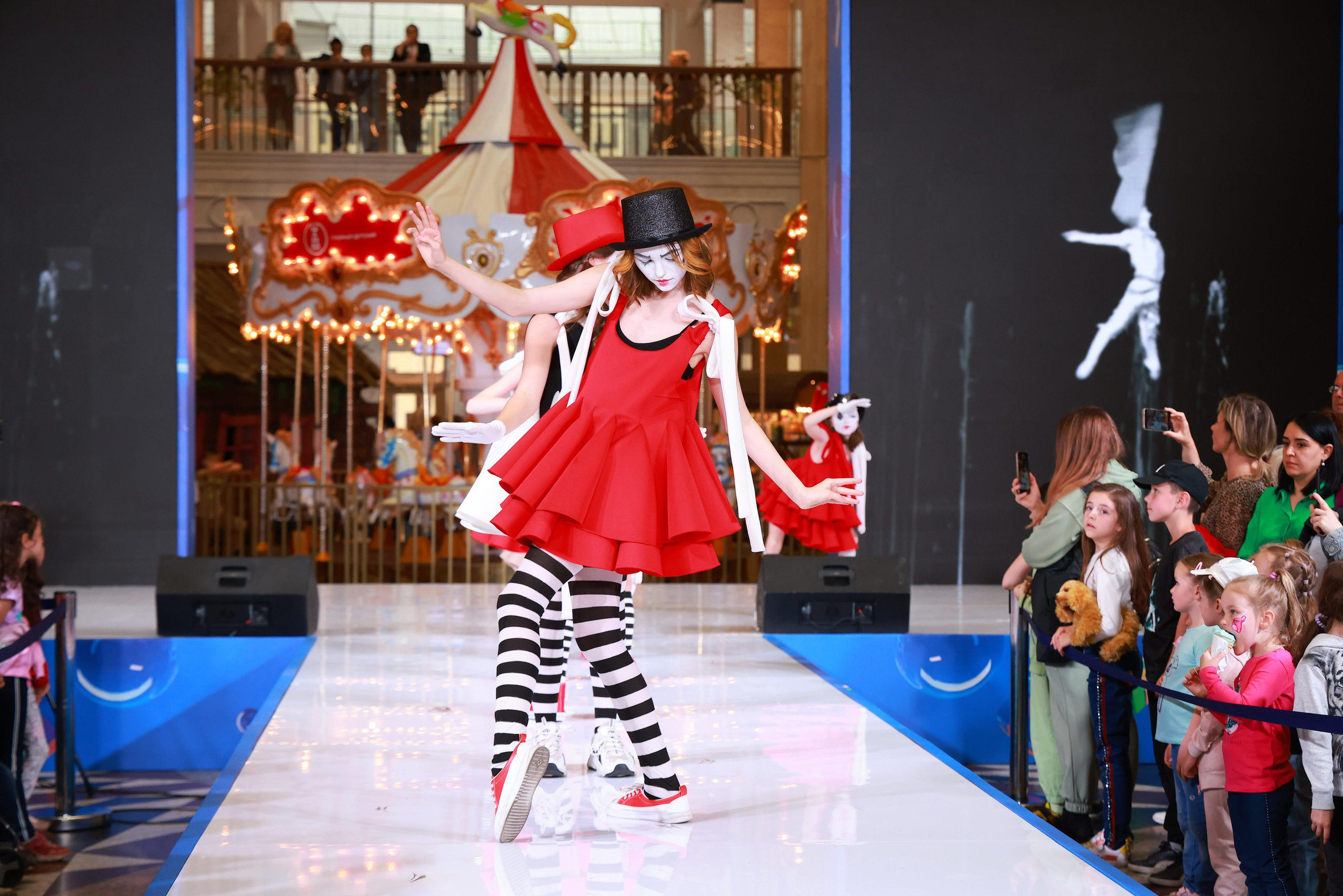 5 Июня 65 лет ЦДМ. Яркий репортажный фотограф в Москве Лоскутов Глеб