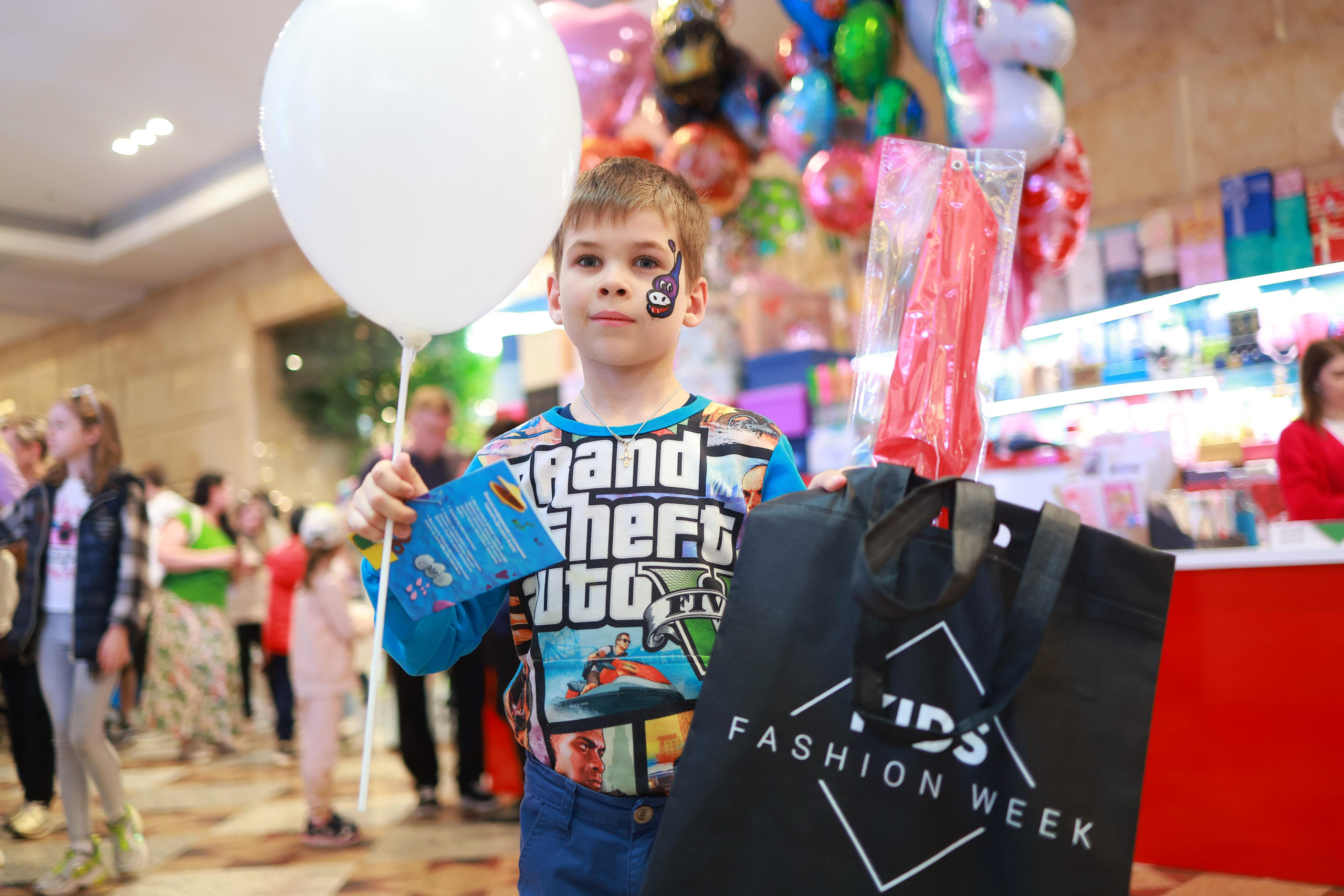 5 Июня 65 лет ЦДМ. Яркий репортажный фотограф в Москве Лоскутов Глеб