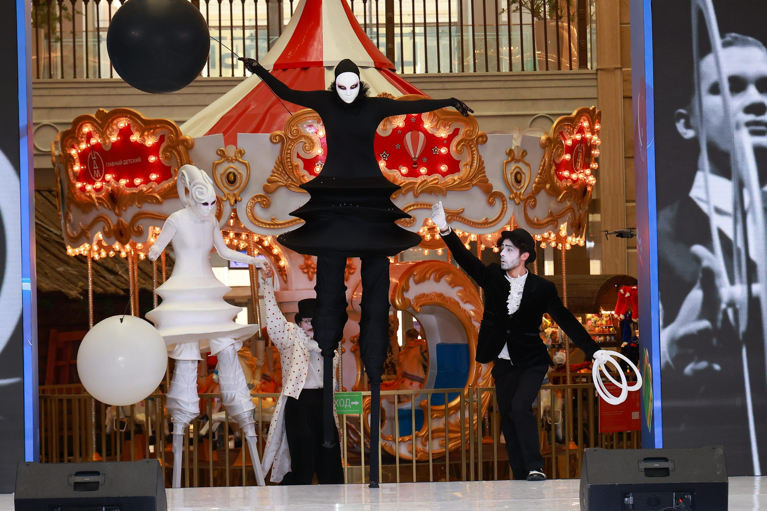 5 Июня 65 лет ЦДМ. Яркий репортажный фотограф в Москве Лоскутов Глеб