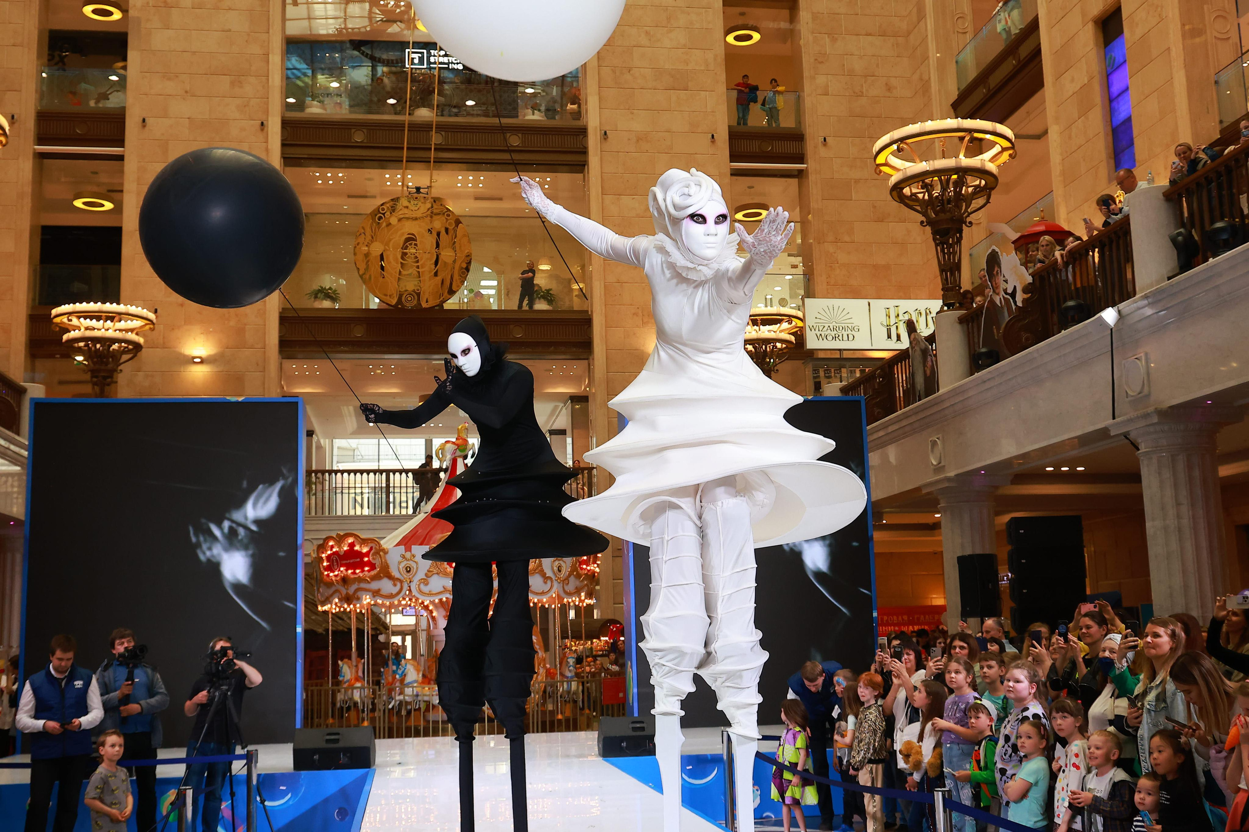 5 Июня 65 лет ЦДМ. Яркий репортажный фотограф в Москве Лоскутов Глеб