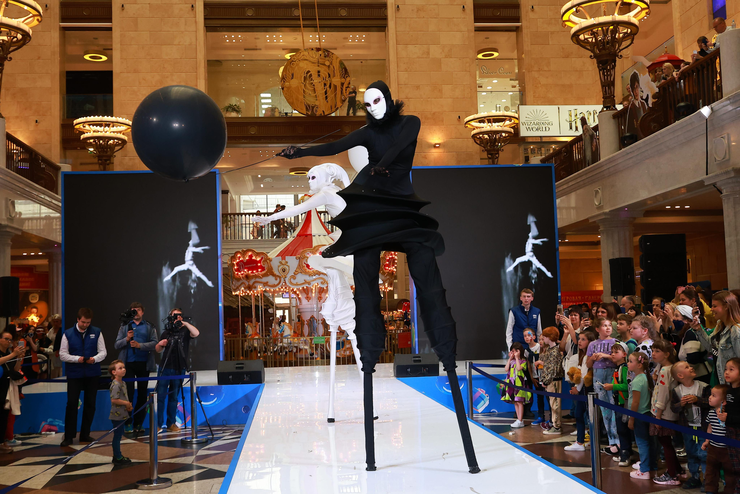 5 Июня 65 лет ЦДМ. Яркий репортажный фотограф в Москве Лоскутов Глеб