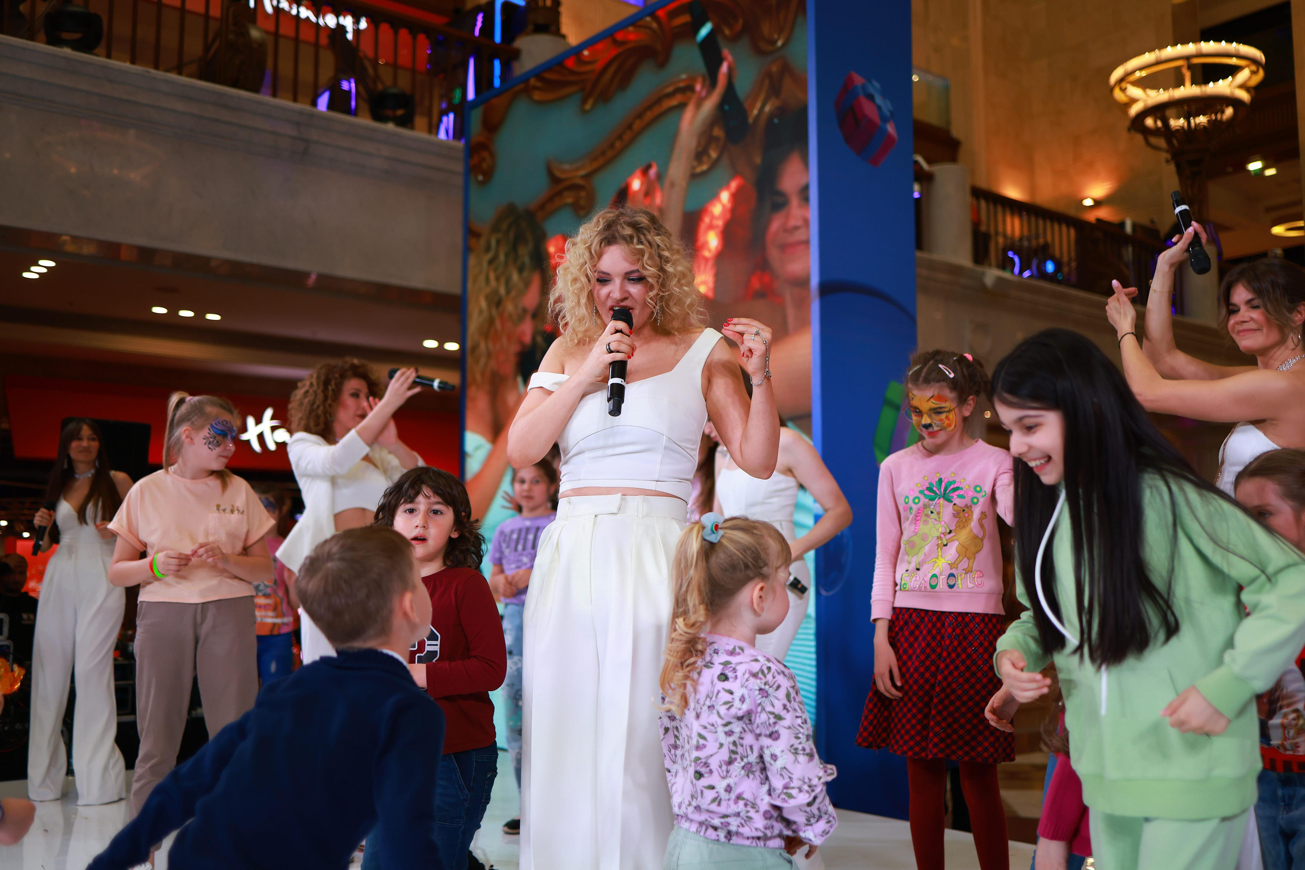 5 Июня 65 лет ЦДМ. Яркий репортажный фотограф в Москве Лоскутов Глеб