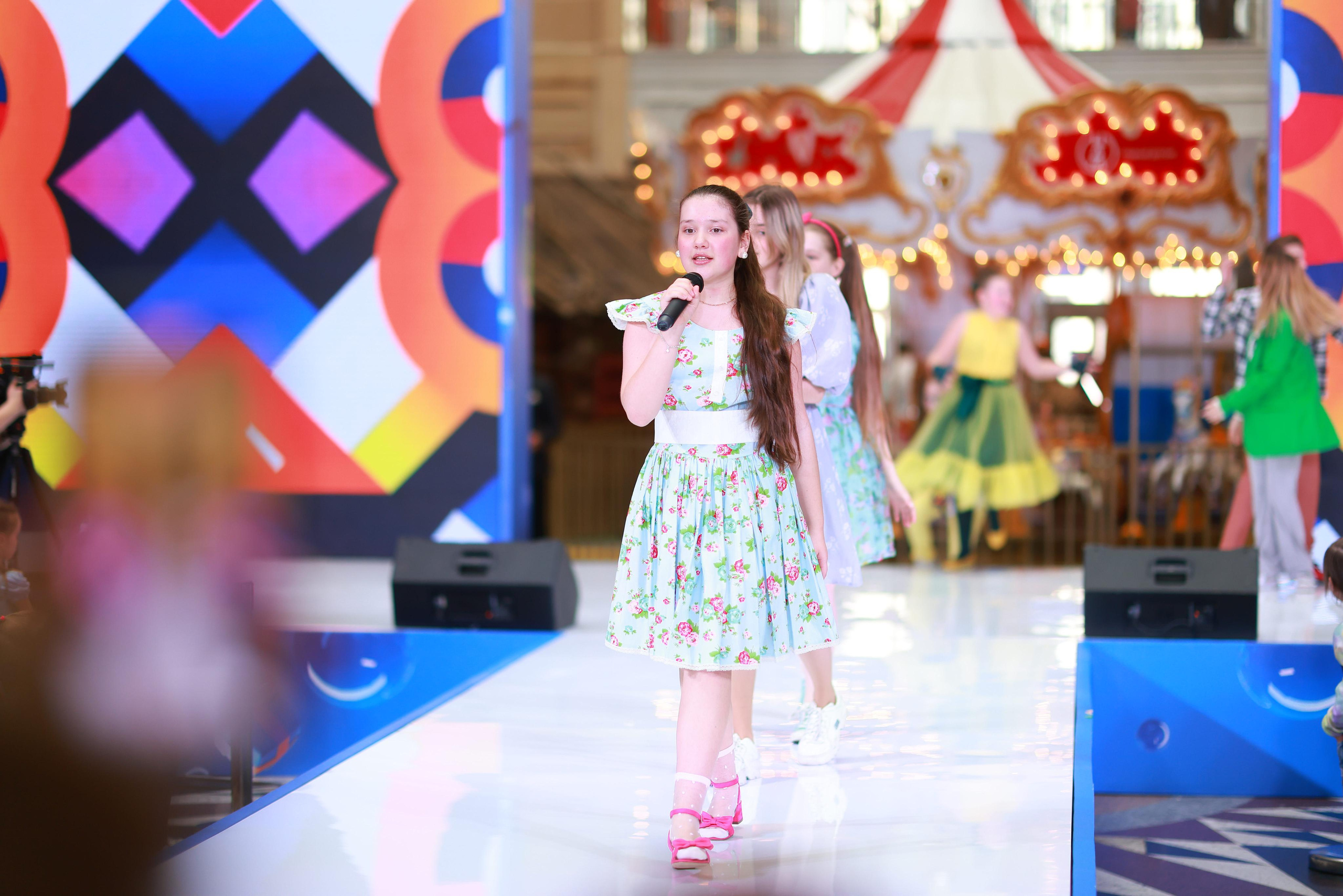 5 Июня 65 лет ЦДМ. Яркий репортажный фотограф в Москве Лоскутов Глеб