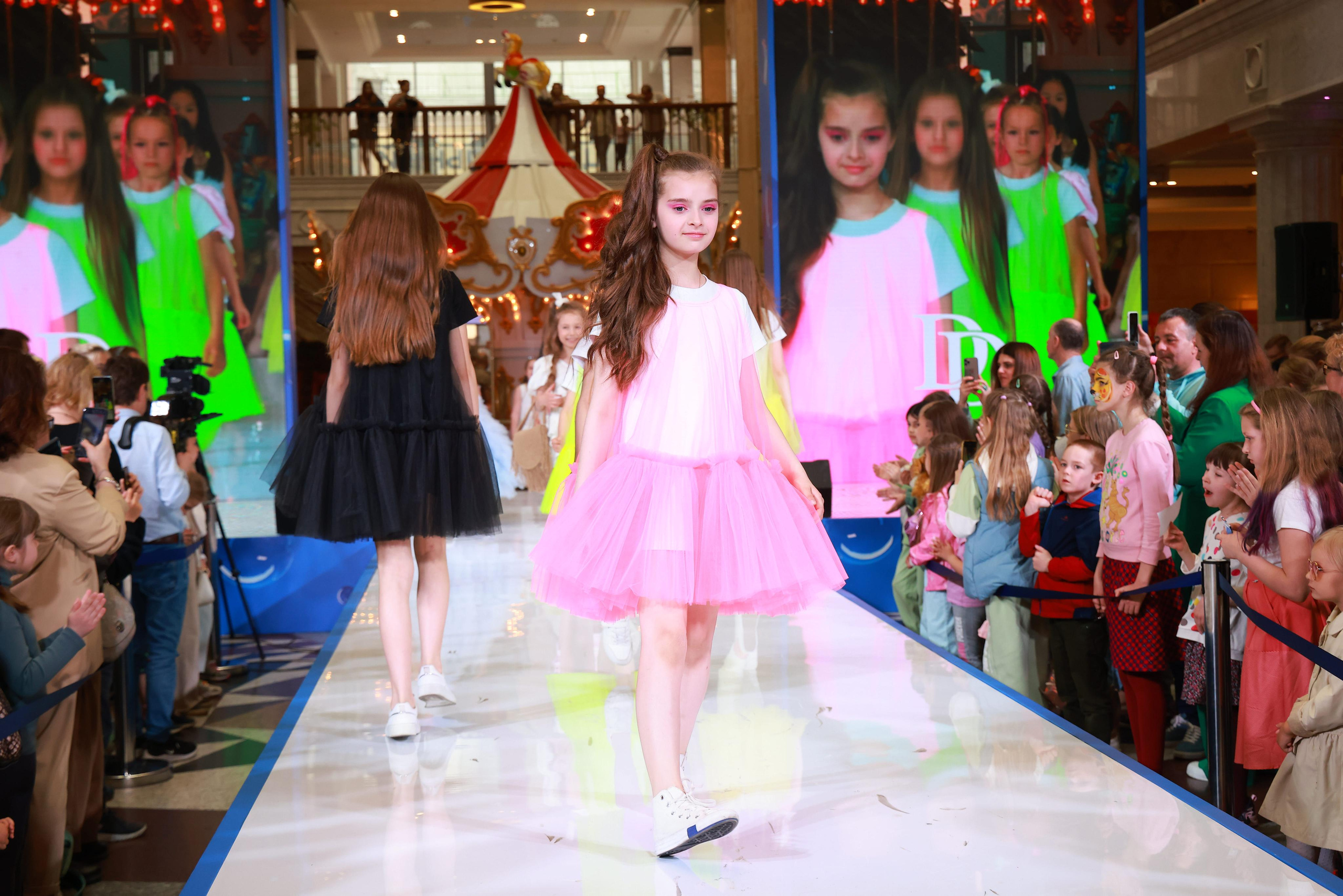 5 Июня 65 лет ЦДМ. Яркий репортажный фотограф в Москве Лоскутов Глеб