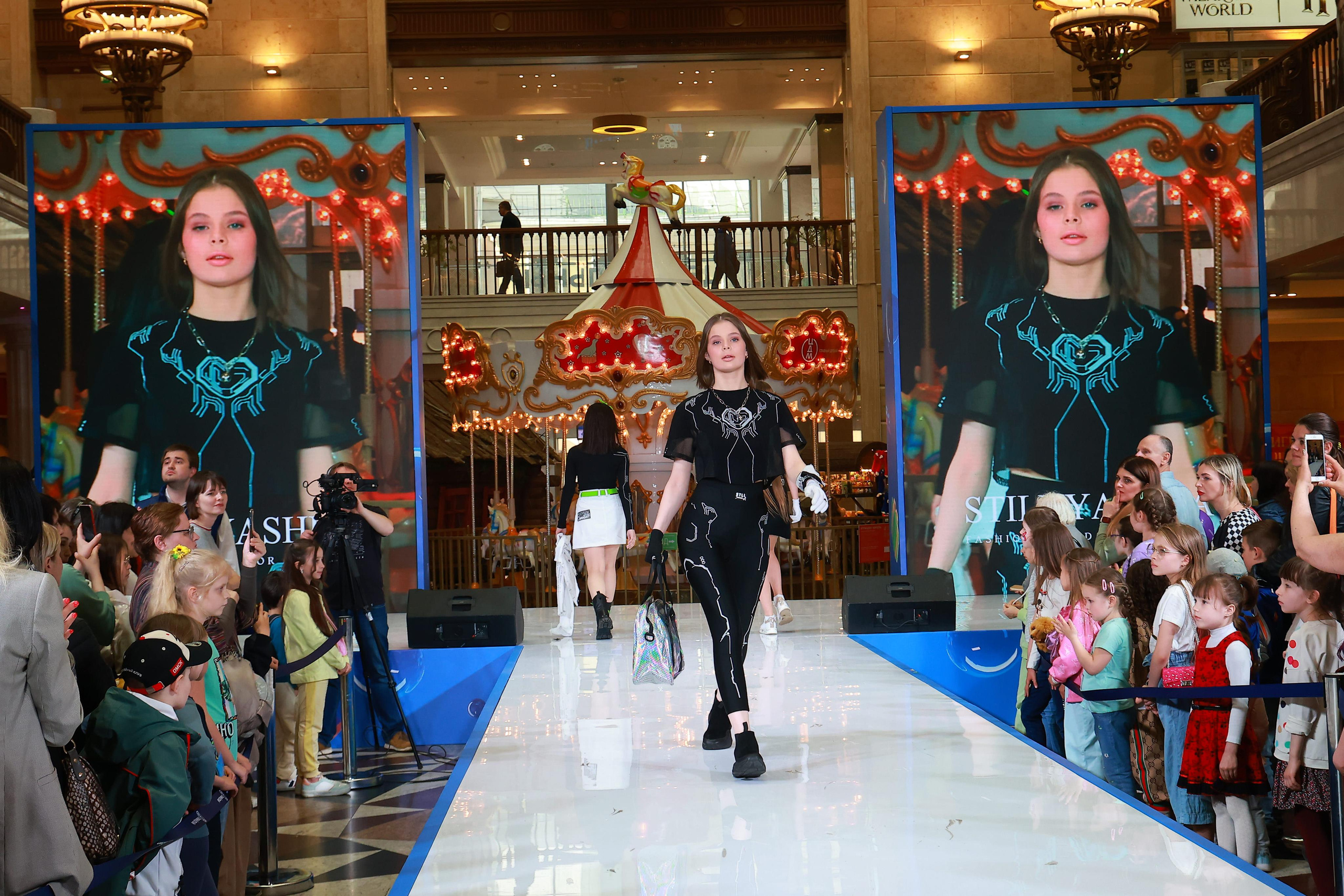 5 Июня 65 лет ЦДМ. Яркий репортажный фотограф в Москве Лоскутов Глеб