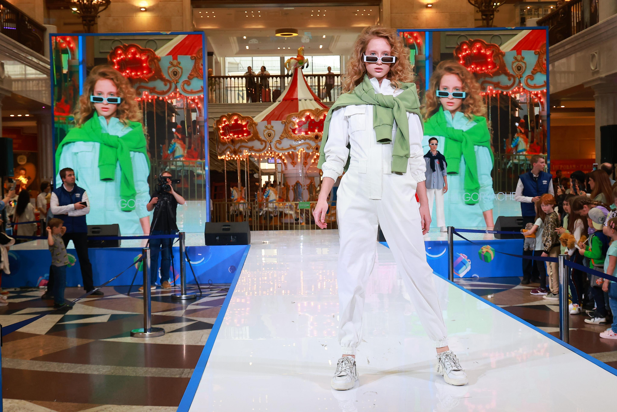 5 Июня 65 лет ЦДМ. Яркий репортажный фотограф в Москве Лоскутов Глеб