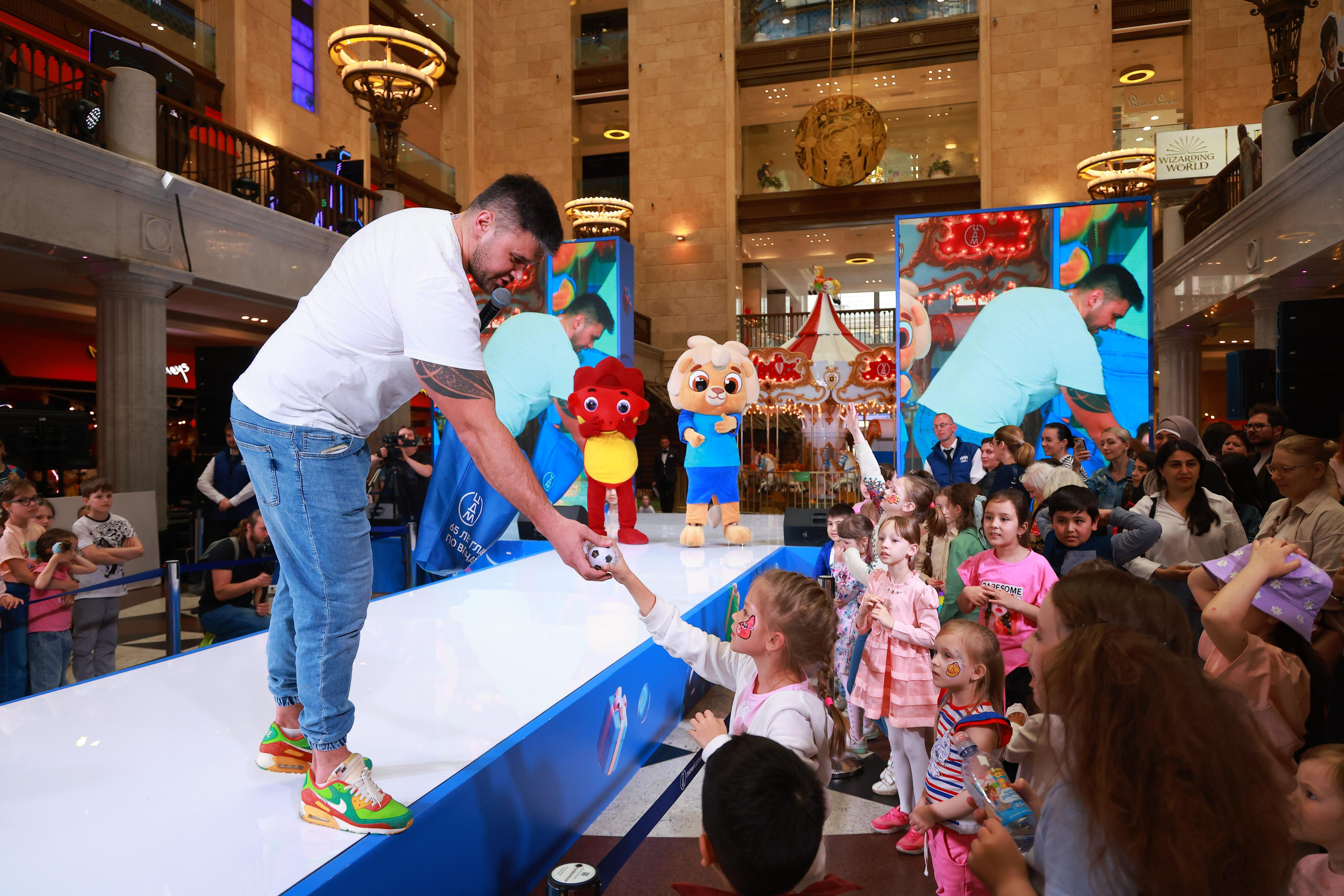 5 Июня 65 лет ЦДМ. Яркий репортажный фотограф в Москве Лоскутов Глеб