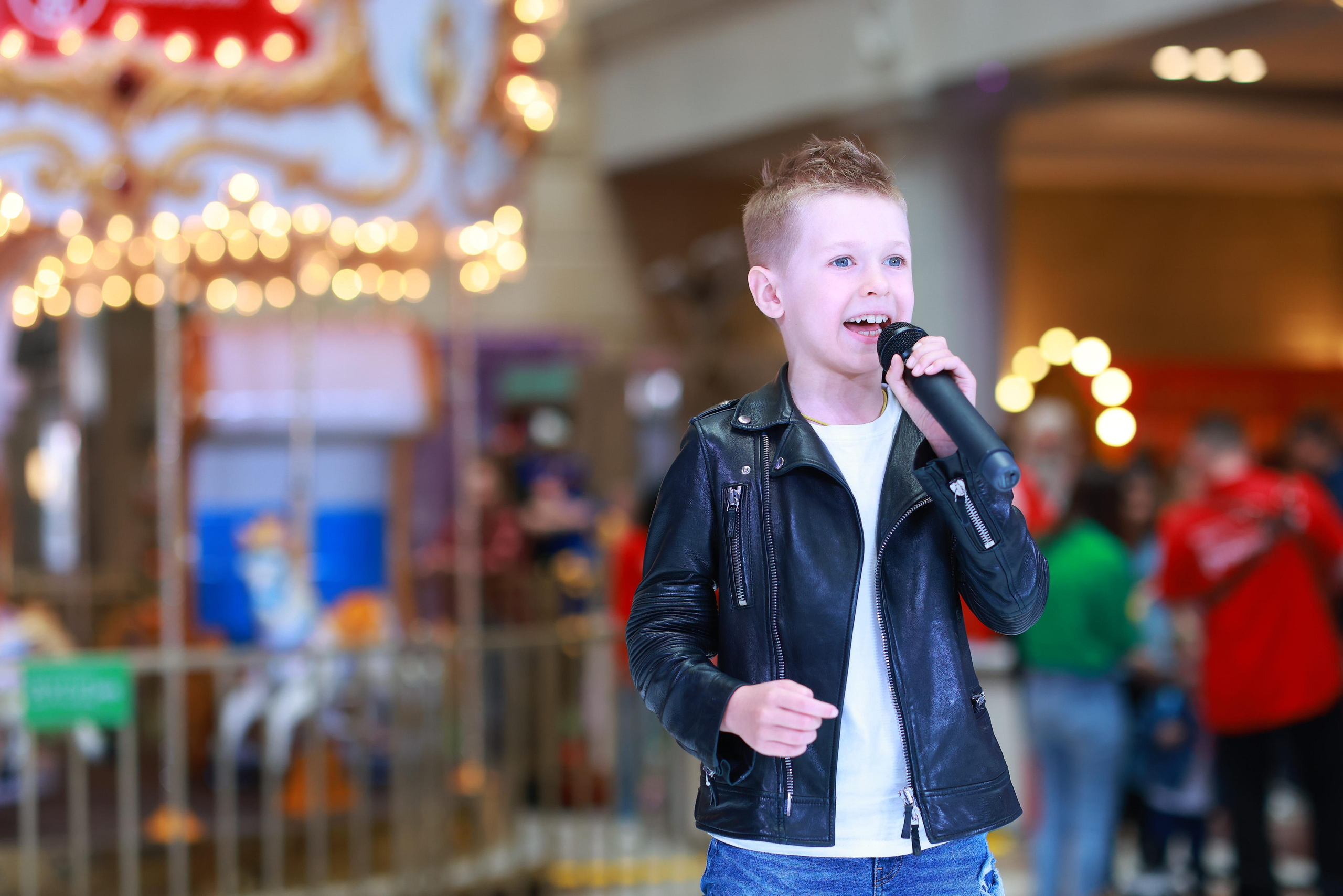 5 Июня 65 лет ЦДМ. Яркий репортажный фотограф в Москве Лоскутов Глеб