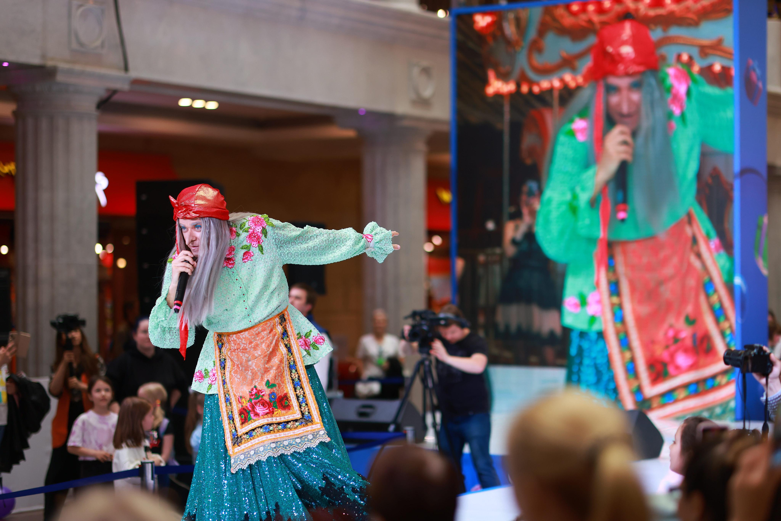 5 Июня 65 лет ЦДМ. Яркий репортажный фотограф в Москве Лоскутов Глеб