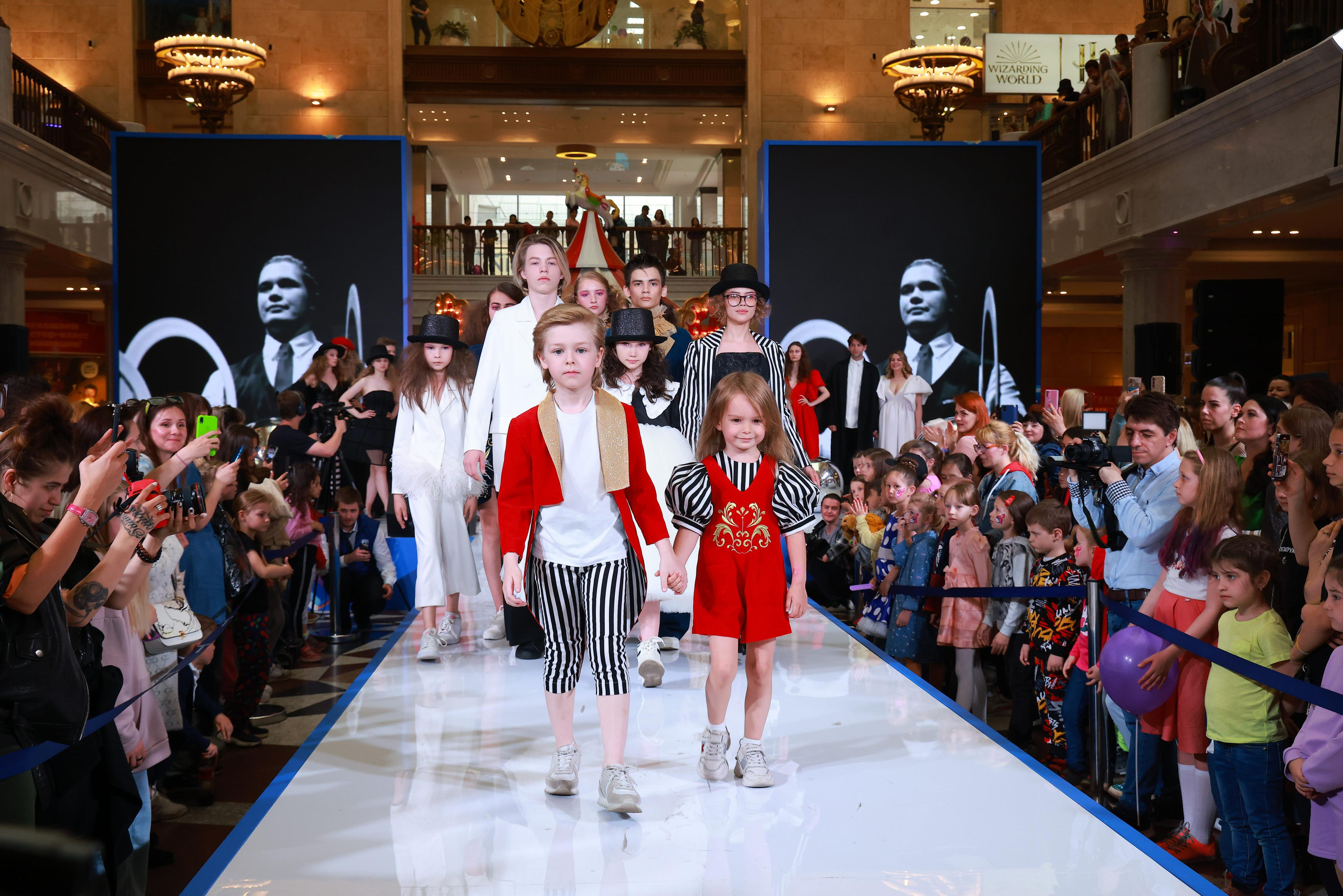 5 Июня 65 лет ЦДМ. Яркий репортажный фотограф в Москве Лоскутов Глеб