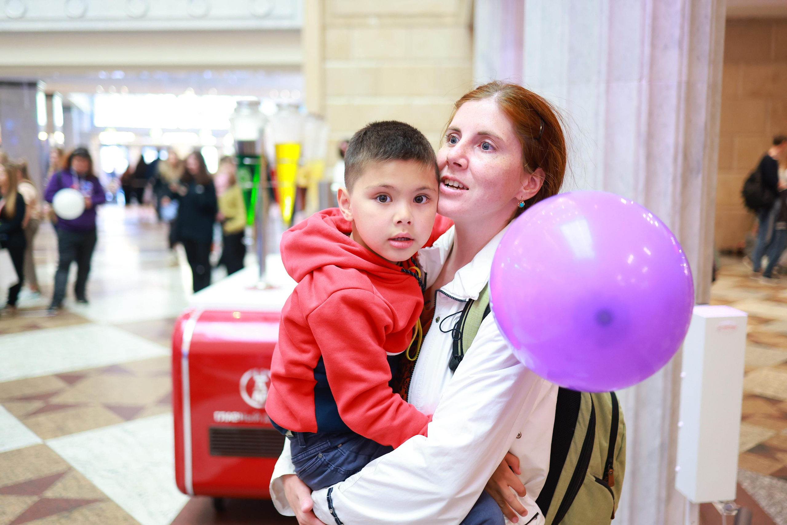 5 Июня 65 лет ЦДМ. Яркий репортажный фотограф в Москве Лоскутов Глеб