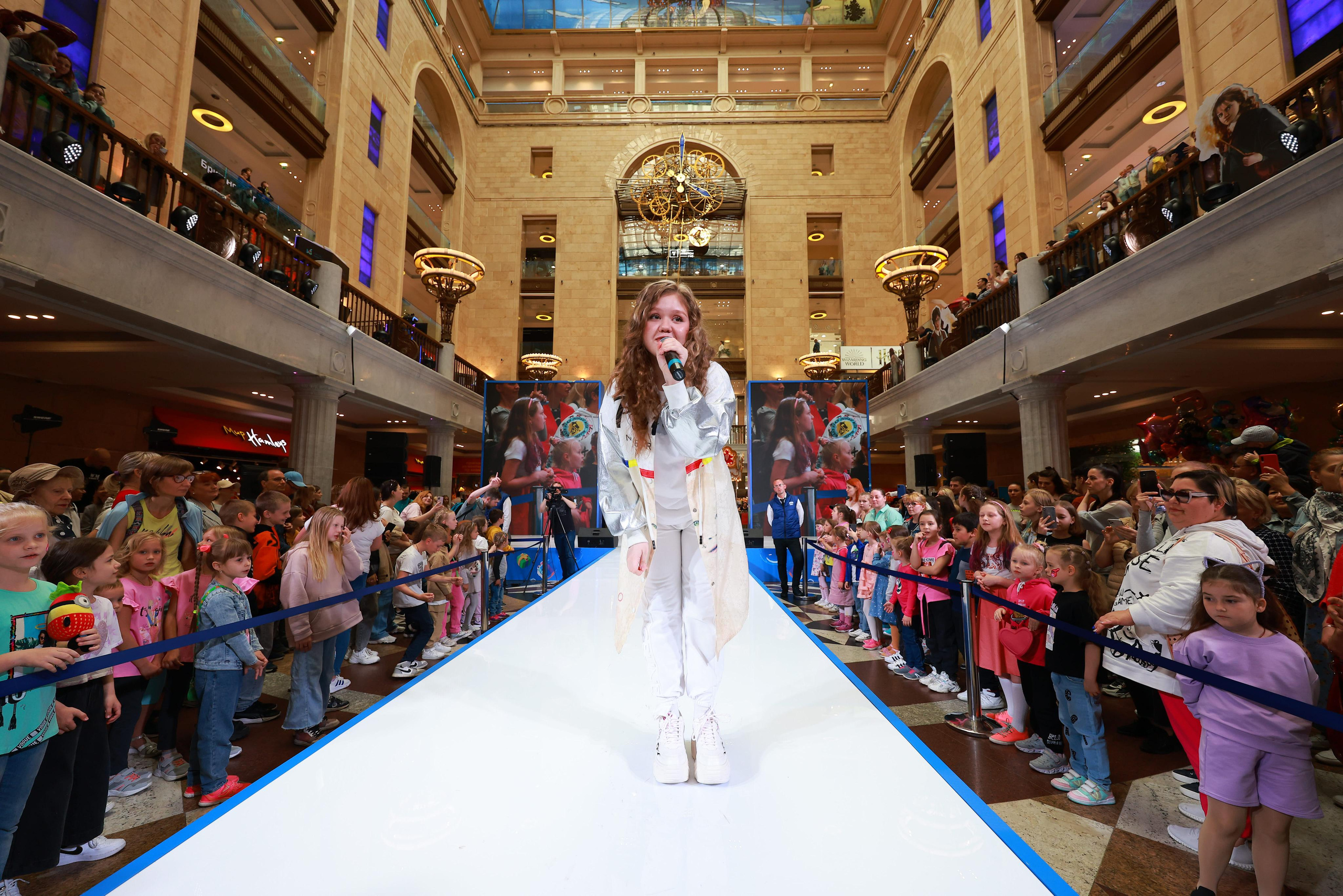 5 Июня 65 лет ЦДМ. Яркий репортажный фотограф в Москве Лоскутов Глеб