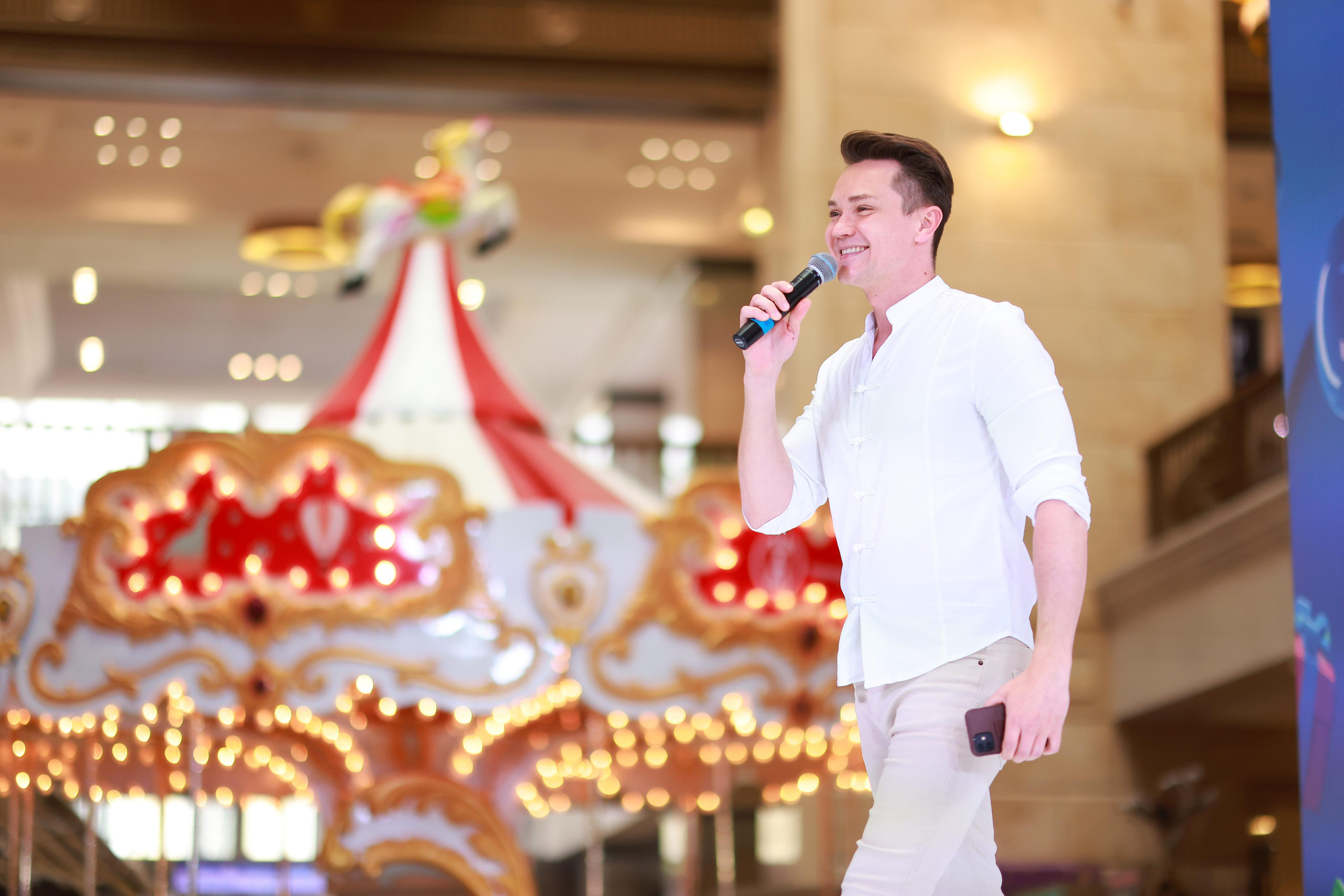 5 Июня 65 лет ЦДМ. Яркий репортажный фотограф в Москве Лоскутов Глеб