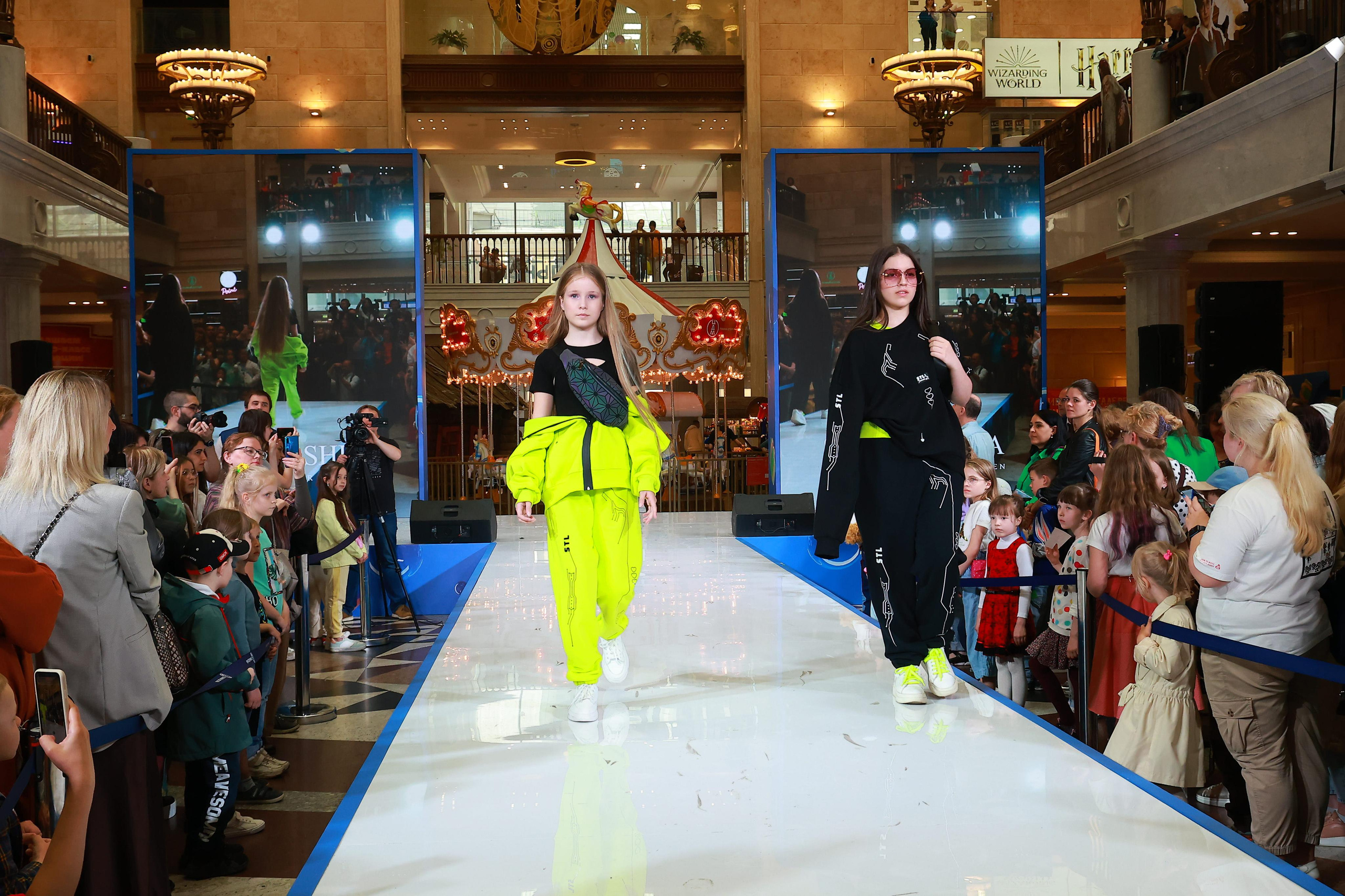 5 Июня 65 лет ЦДМ. Яркий репортажный фотограф в Москве Лоскутов Глеб