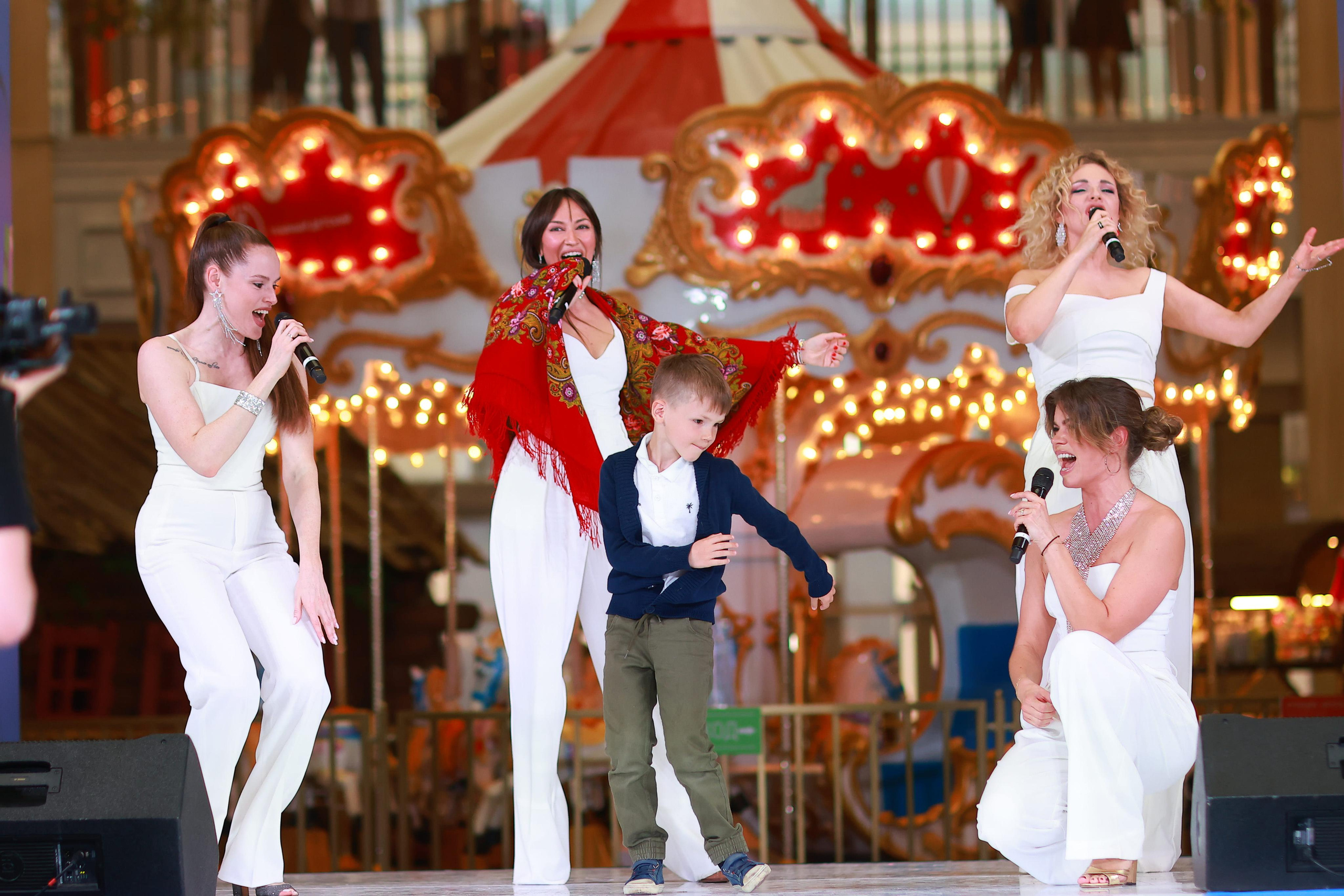 5 Июня 65 лет ЦДМ. Яркий репортажный фотограф в Москве Лоскутов Глеб