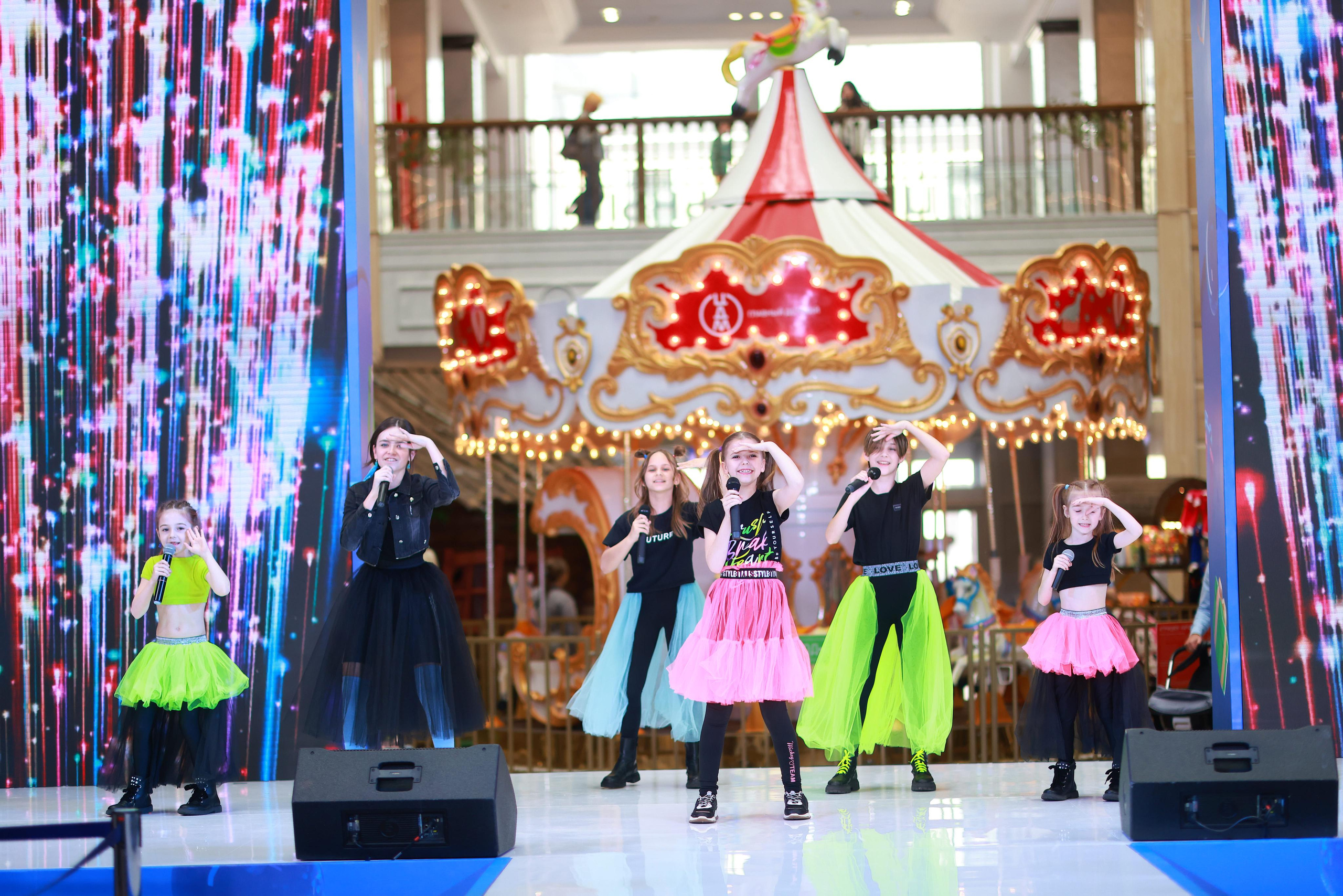 5 Июня 65 лет ЦДМ. Яркий репортажный фотограф в Москве Лоскутов Глеб