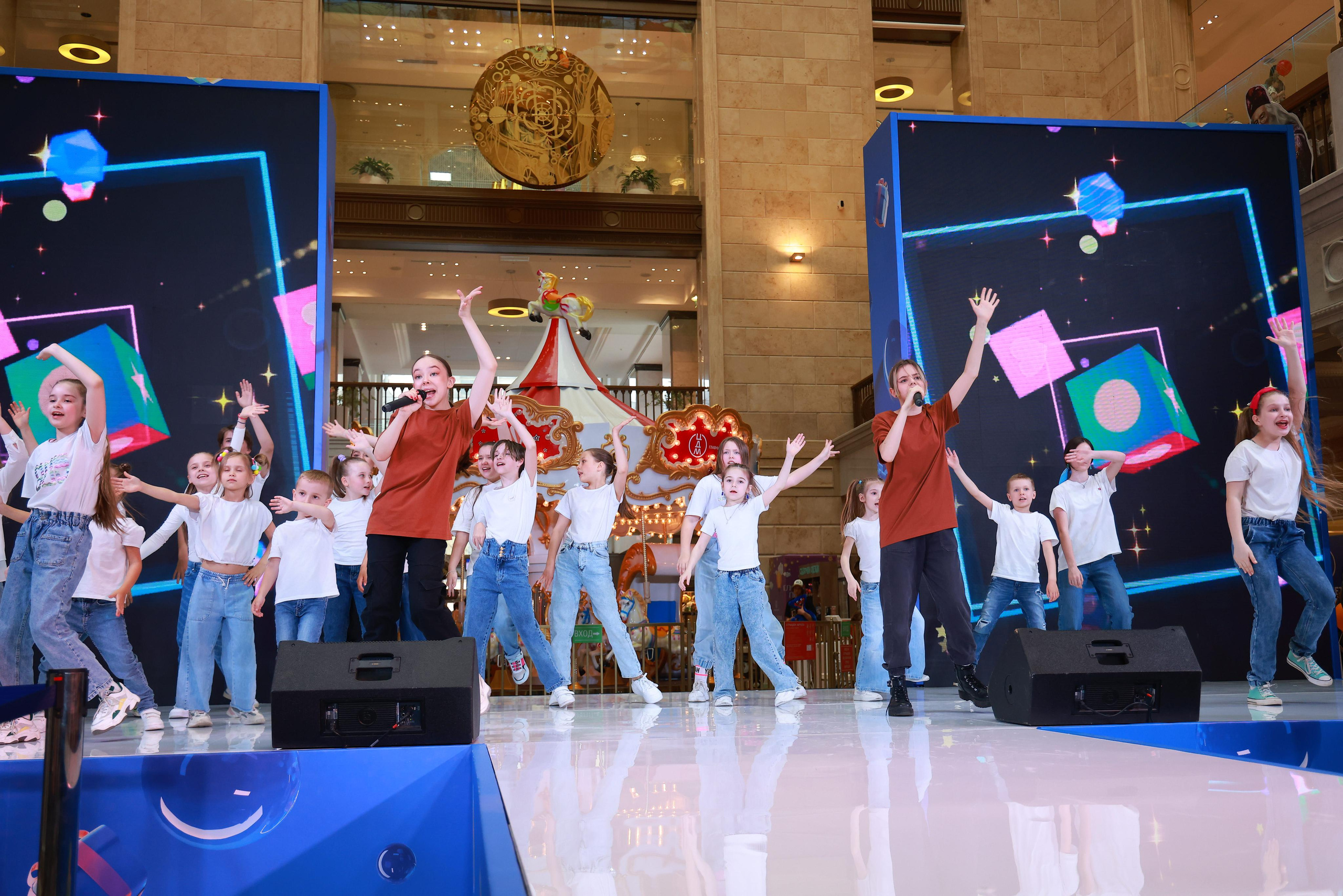 5 Июня 65 лет ЦДМ. Яркий репортажный фотограф в Москве Лоскутов Глеб