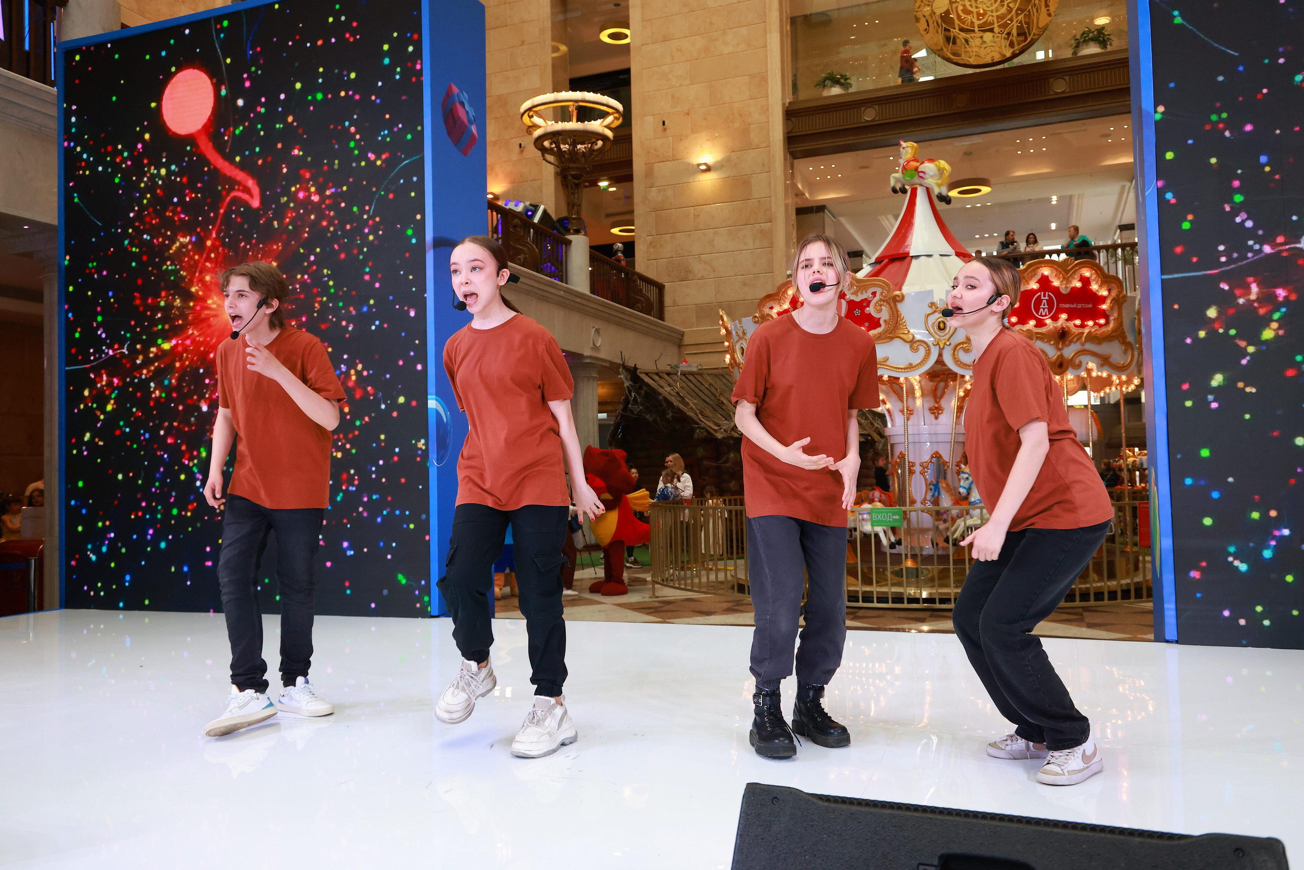5 Июня 65 лет ЦДМ. Яркий репортажный фотограф в Москве Лоскутов Глеб