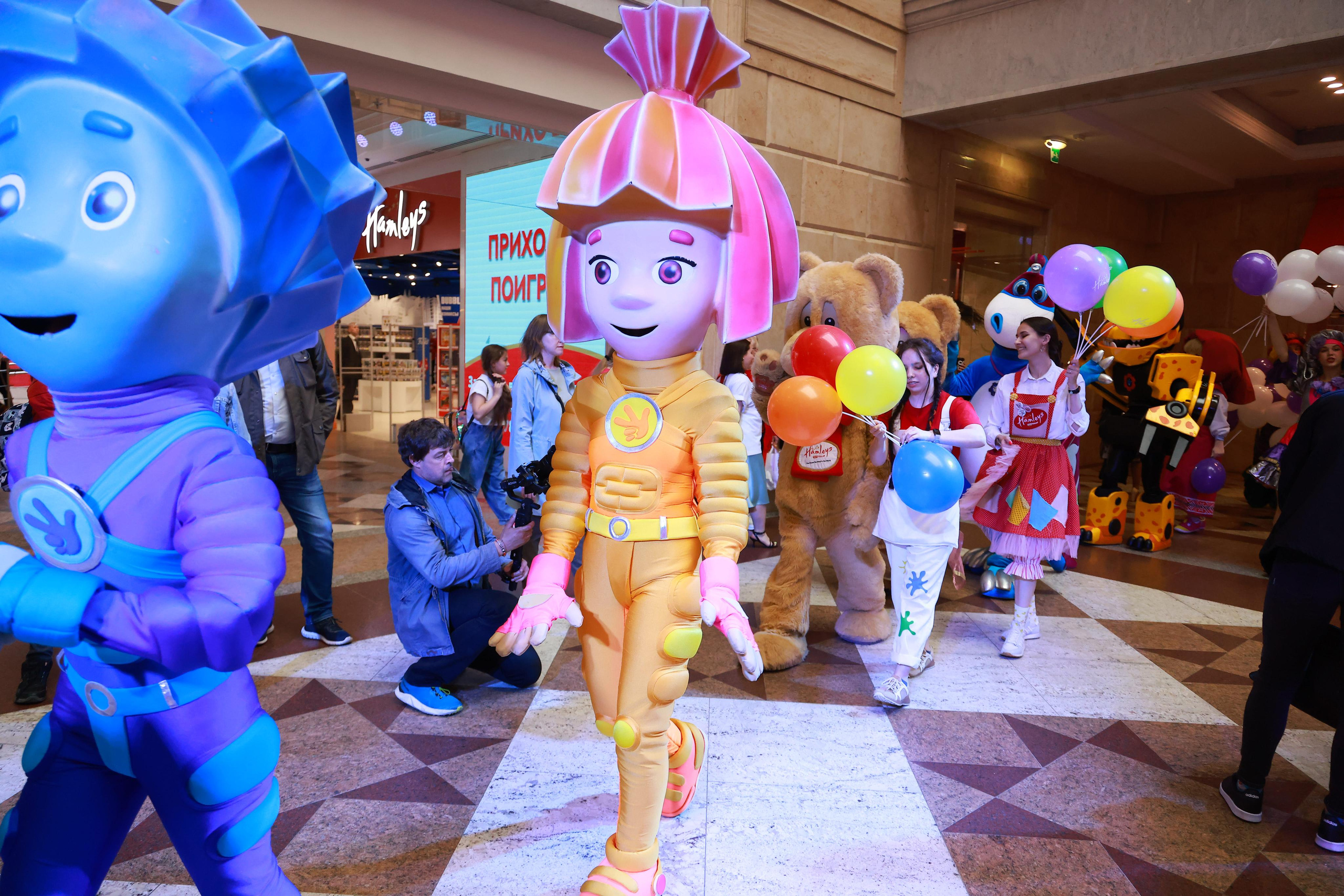 5 Июня 65 лет ЦДМ. Яркий репортажный фотограф в Москве Лоскутов Глеб