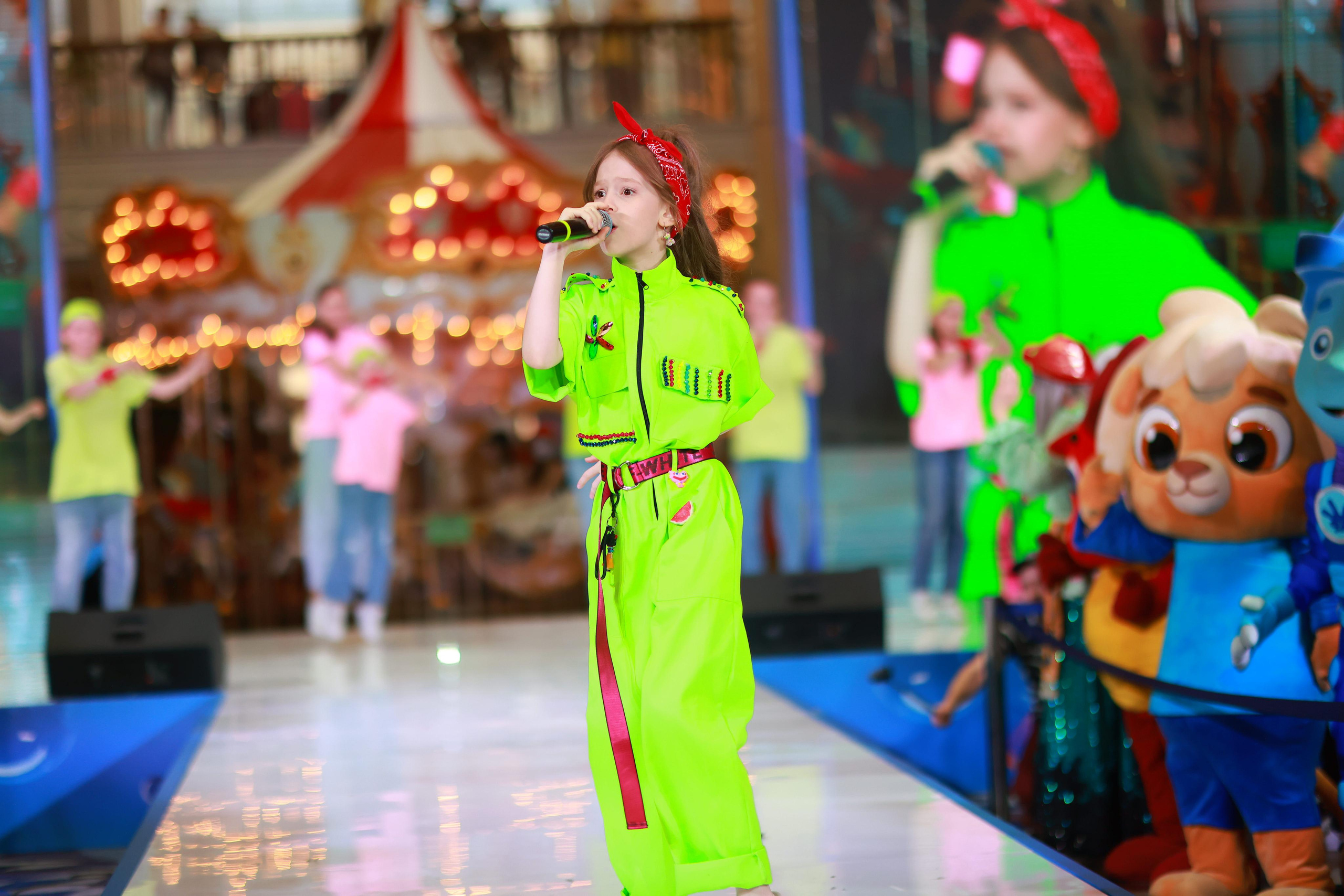 5 Июня 65 лет ЦДМ. Яркий репортажный фотограф в Москве Лоскутов Глеб
