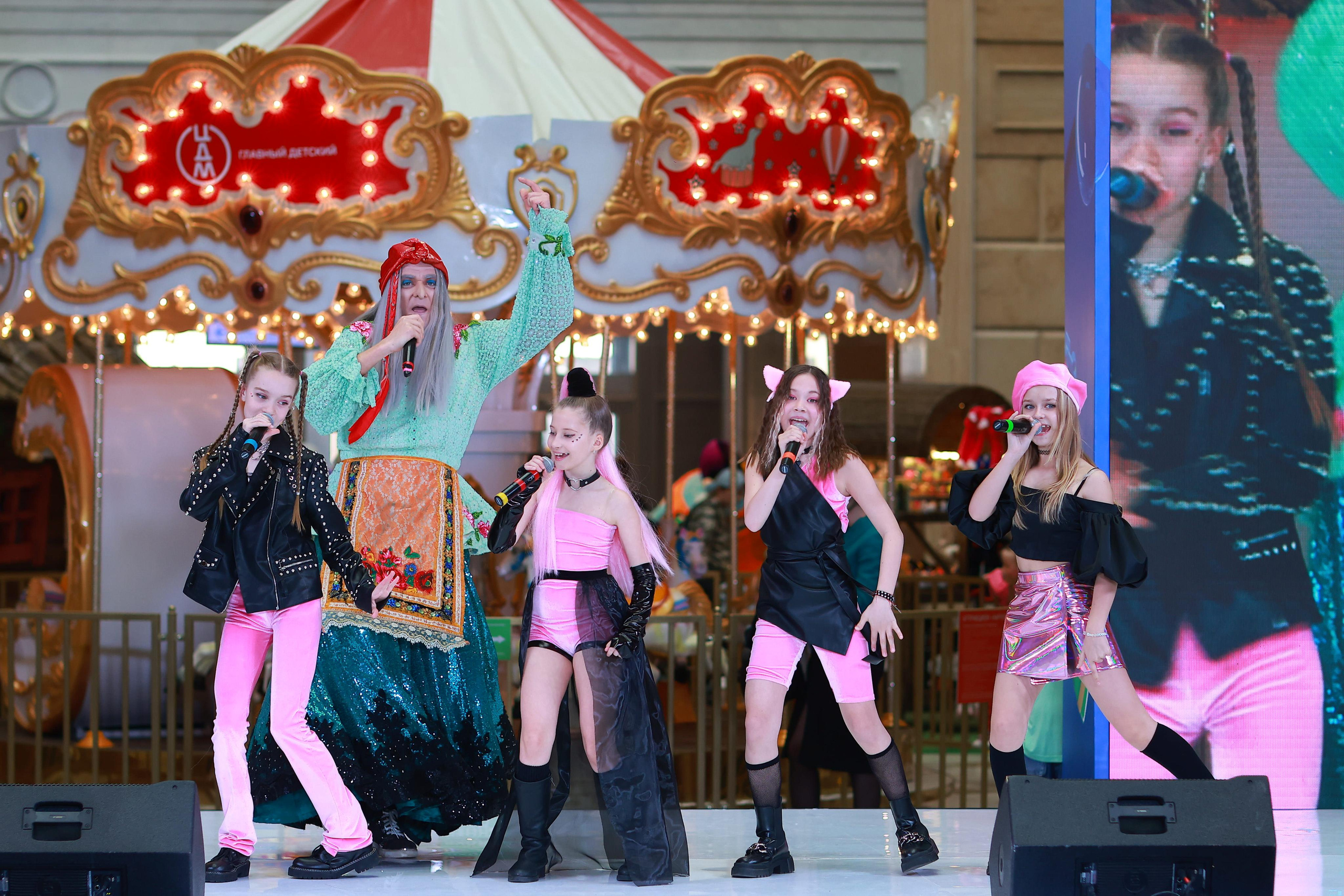 5 Июня 65 лет ЦДМ. Яркий репортажный фотограф в Москве Лоскутов Глеб