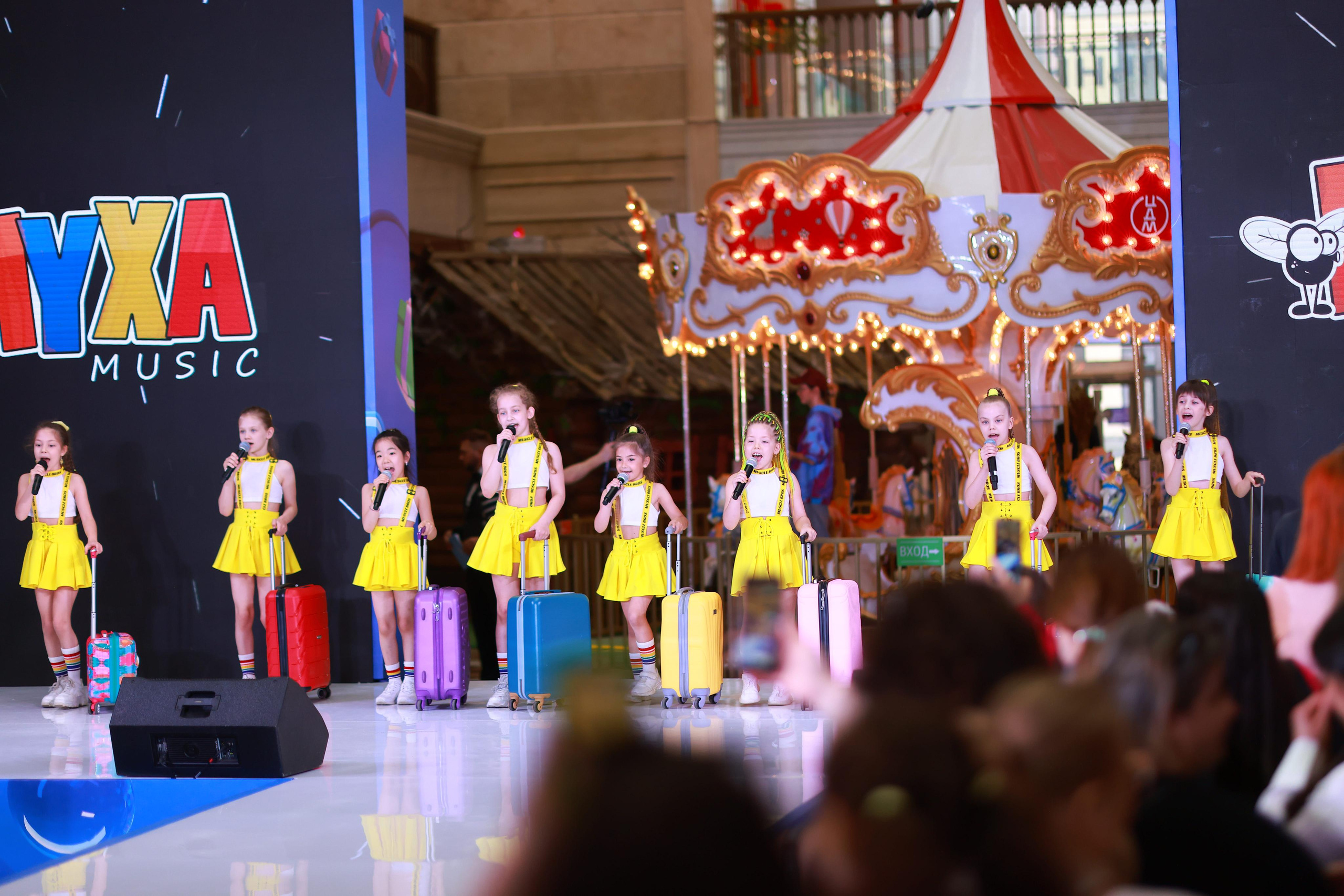 5 Июня 65 лет ЦДМ. Яркий репортажный фотограф в Москве Лоскутов Глеб