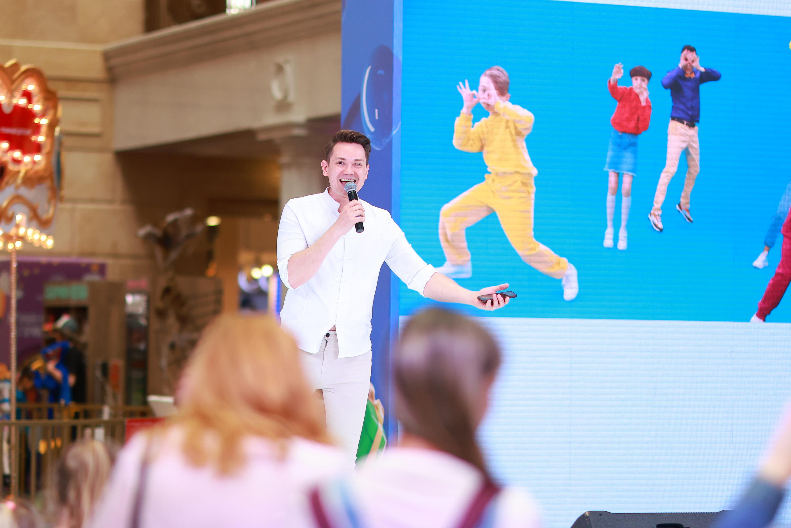 5 Июня 65 лет ЦДМ. Яркий репортажный фотограф в Москве Лоскутов Глеб