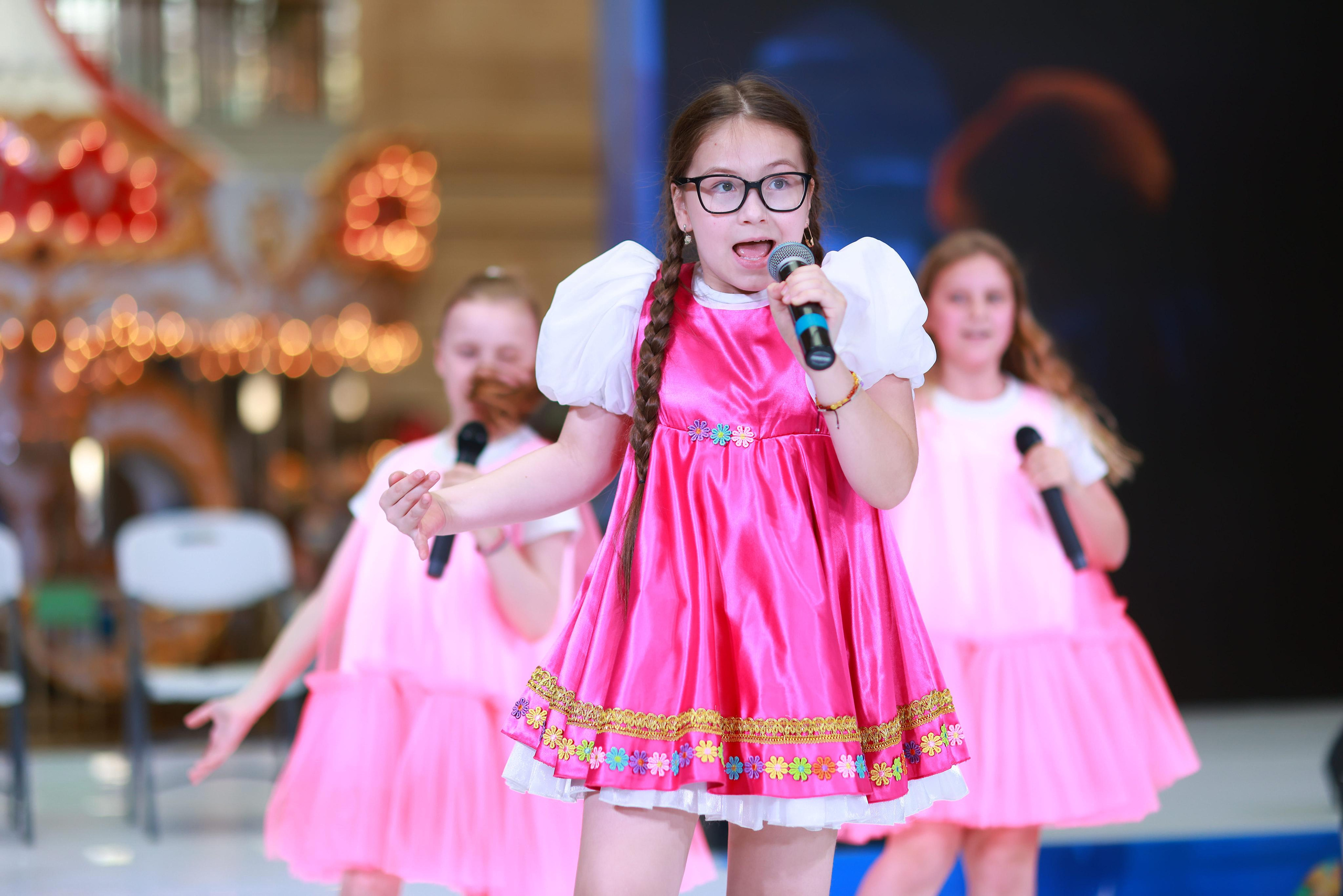 5 Июня 65 лет ЦДМ. Яркий репортажный фотограф в Москве Лоскутов Глеб