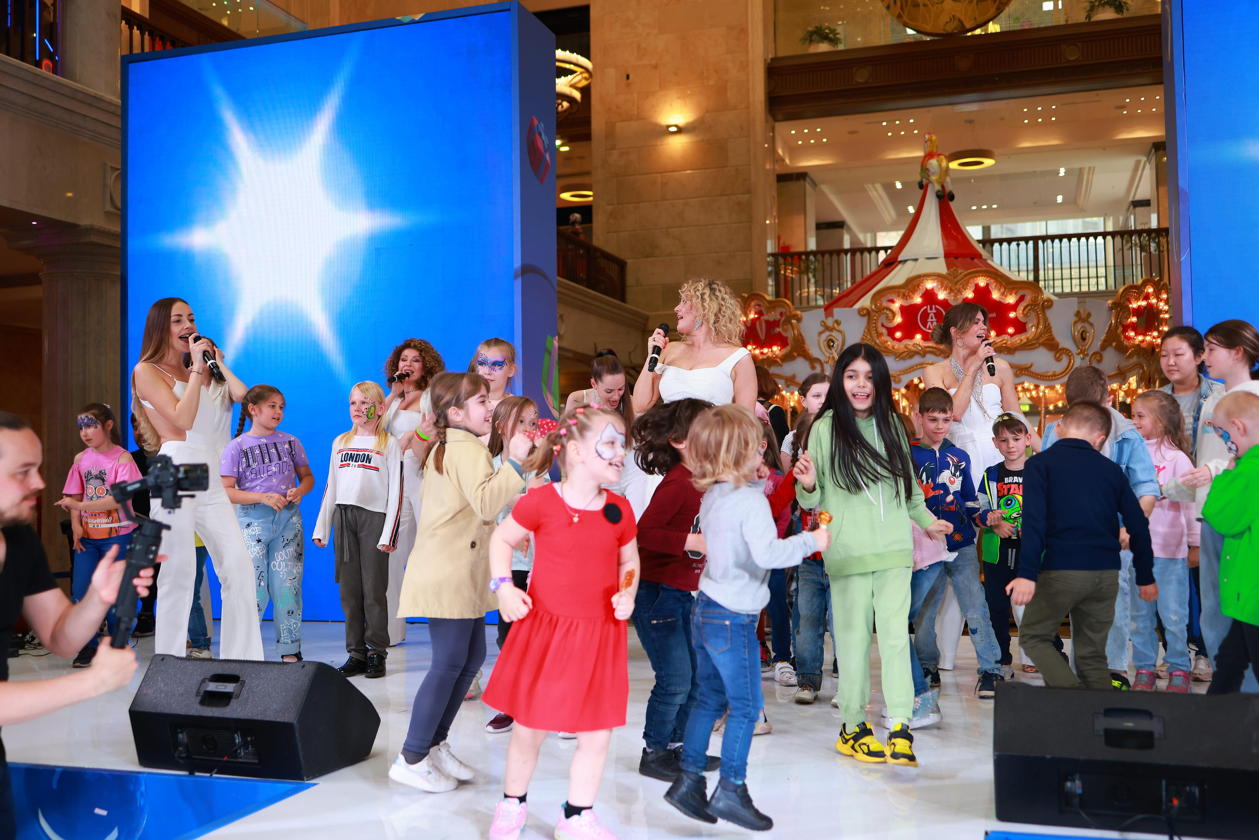 5 Июня 65 лет ЦДМ. Яркий репортажный фотограф в Москве Лоскутов Глеб