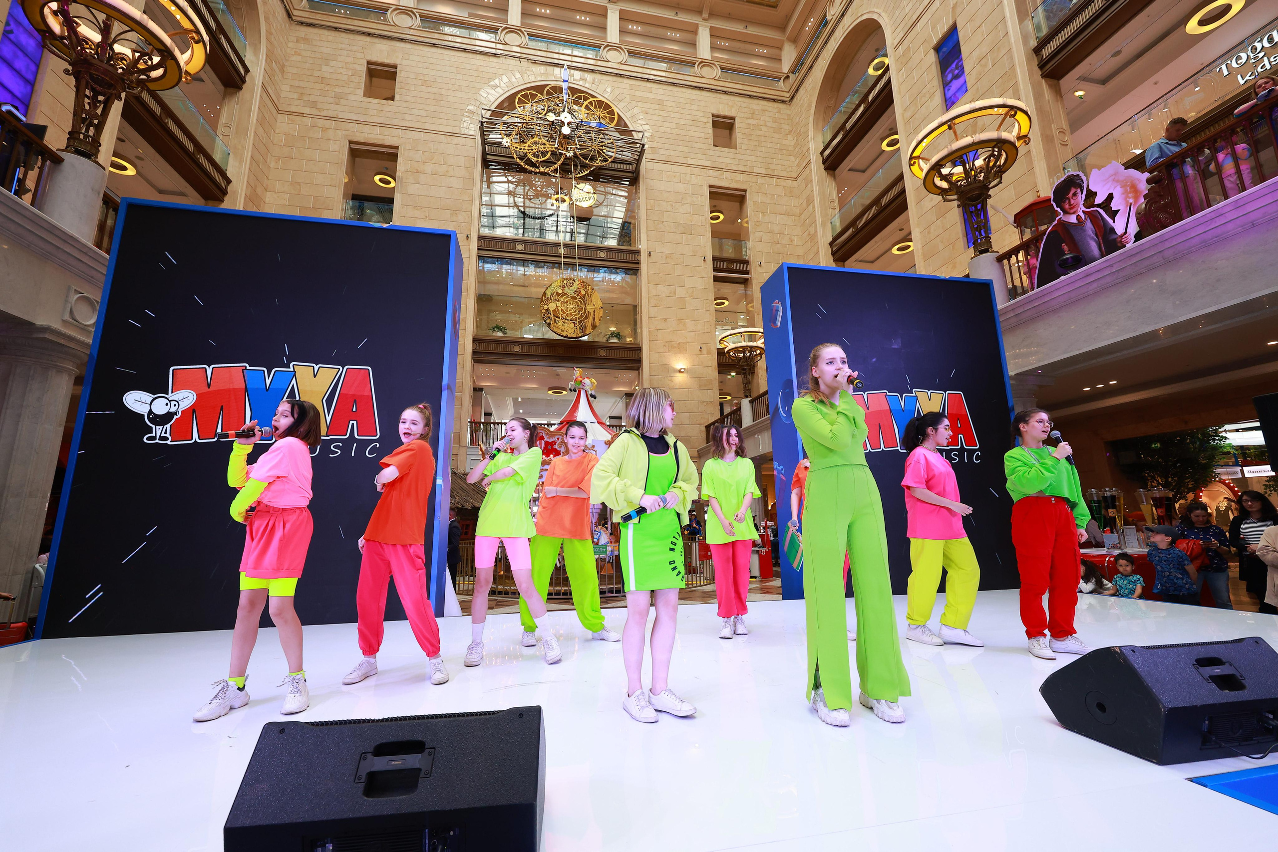 5 Июня 65 лет ЦДМ. Яркий репортажный фотограф в Москве Лоскутов Глеб