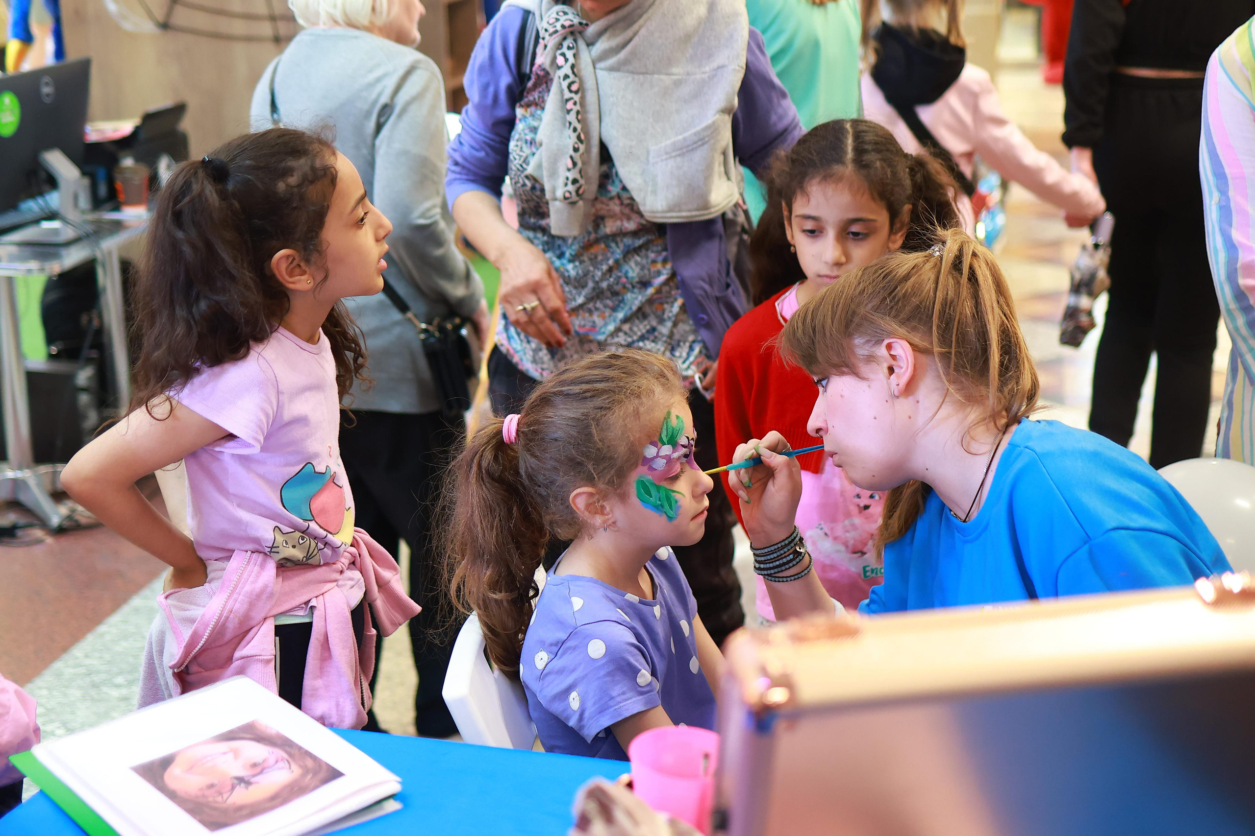 5 Июня 65 лет ЦДМ. Яркий репортажный фотограф в Москве Лоскутов Глеб