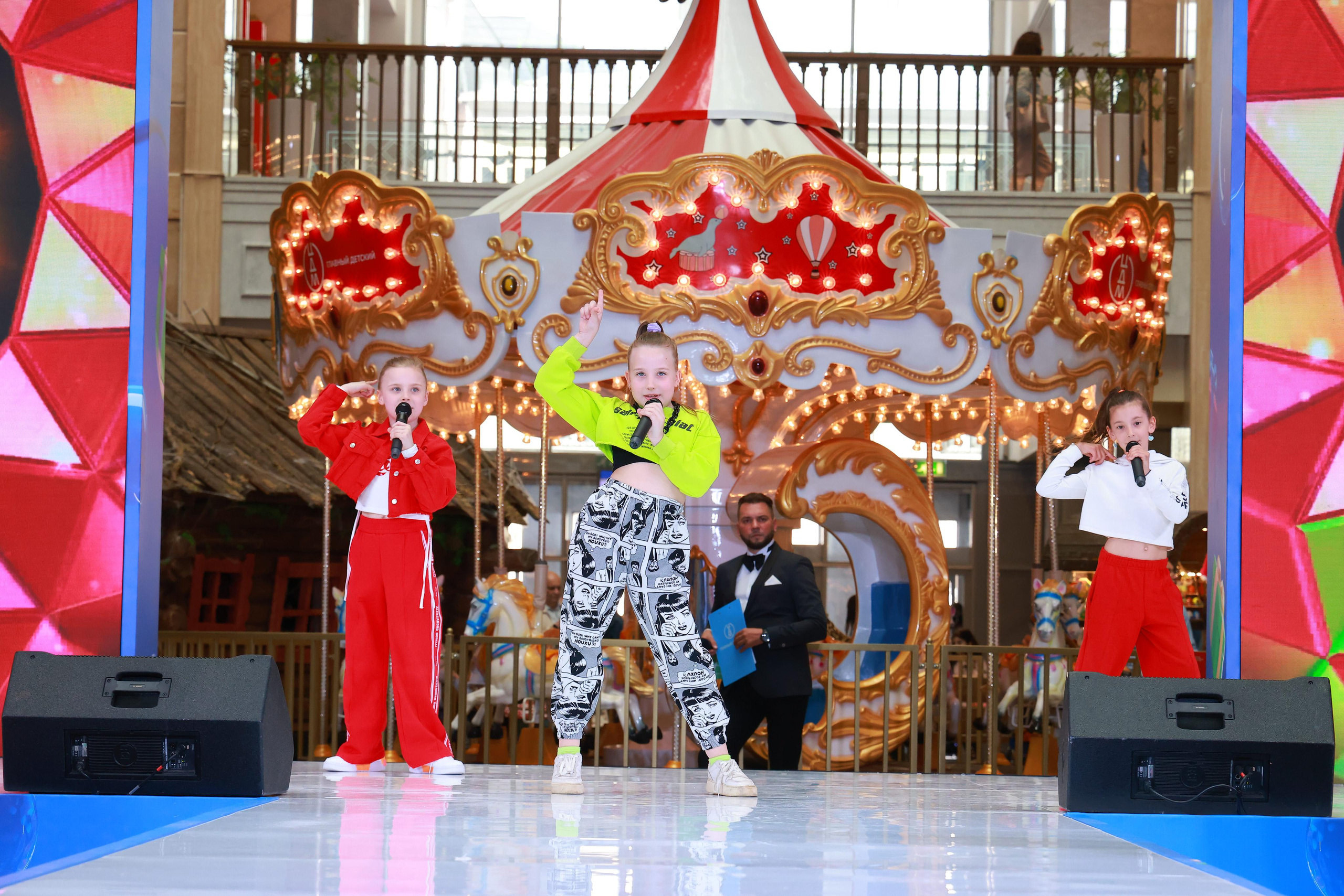 5 Июня 65 лет ЦДМ. Яркий репортажный фотограф в Москве Лоскутов Глеб