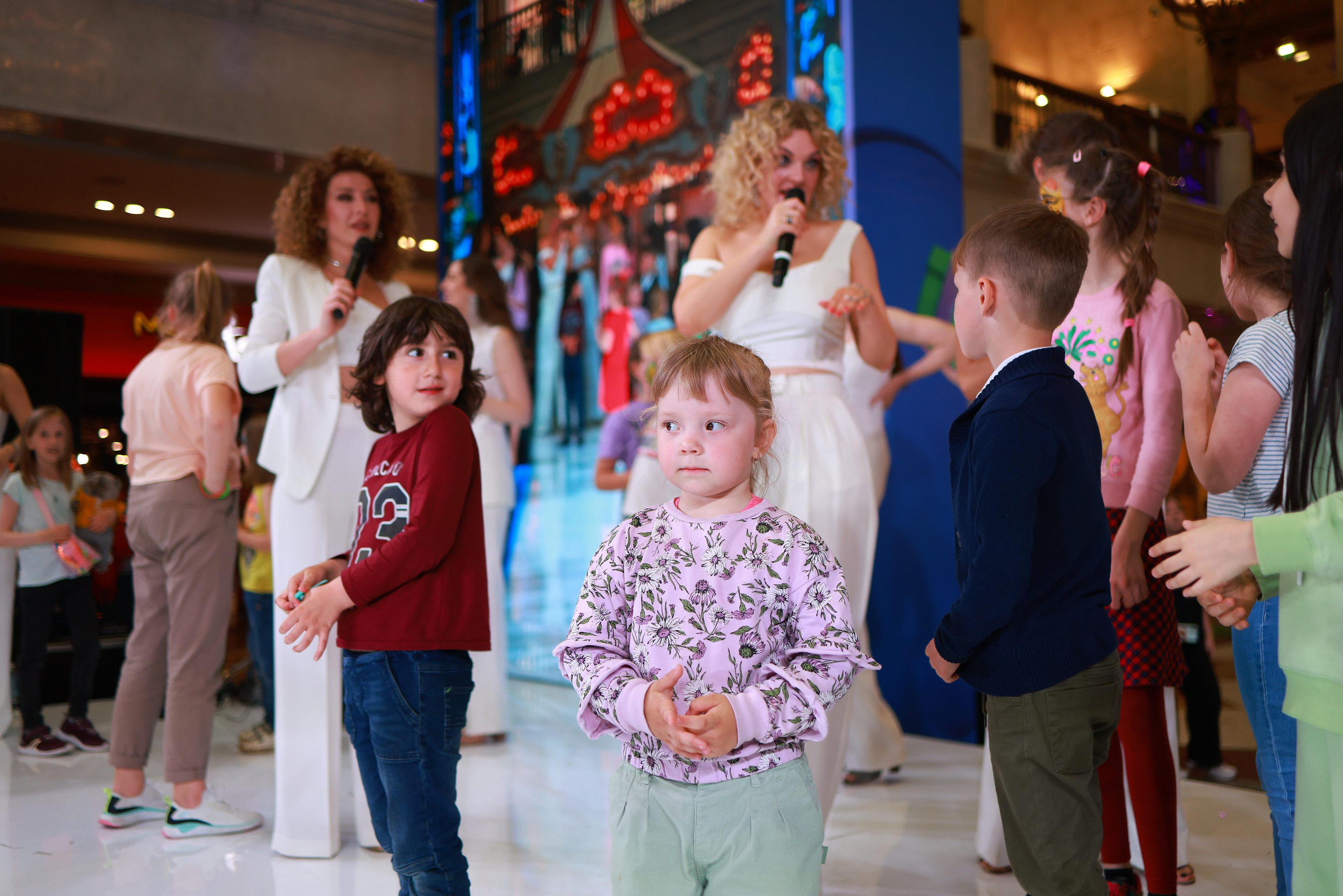 5 Июня 65 лет ЦДМ. Яркий репортажный фотограф в Москве Лоскутов Глеб