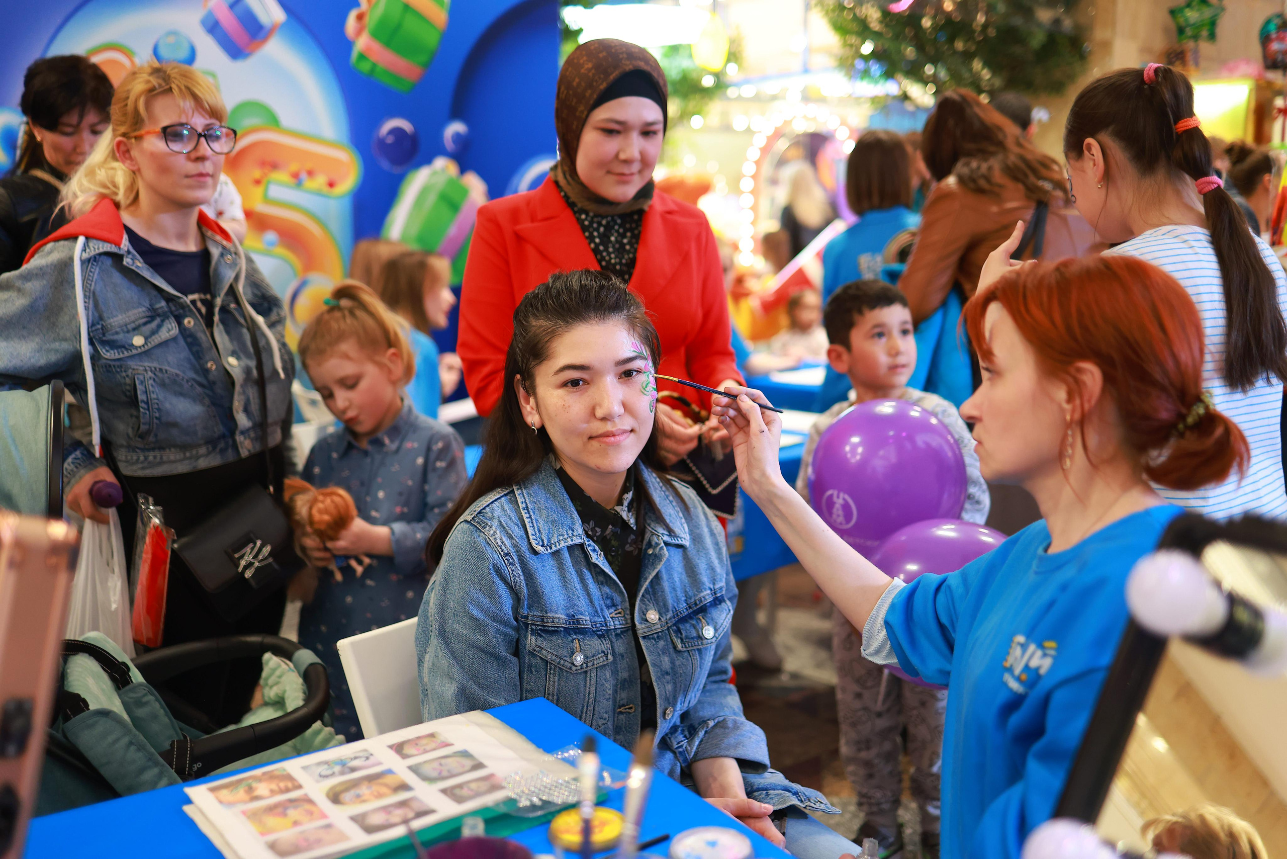 5 Июня 65 лет ЦДМ. Яркий репортажный фотограф в Москве Лоскутов Глеб