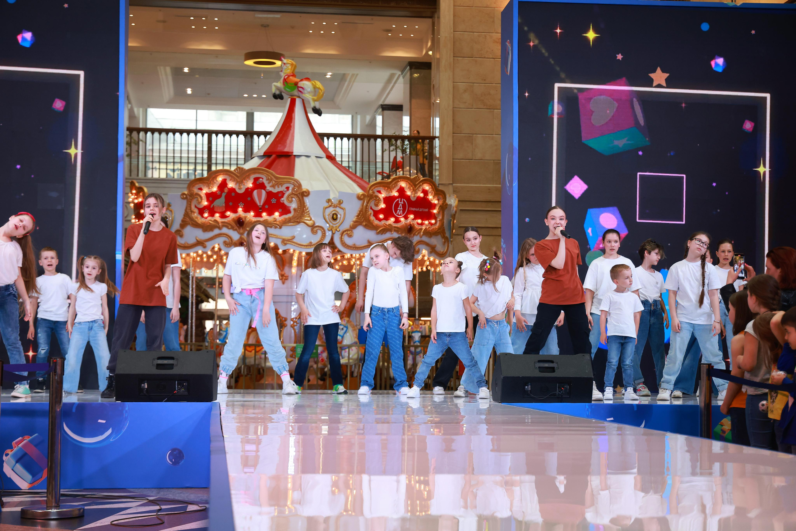 5 Июня 65 лет ЦДМ. Яркий репортажный фотограф в Москве Лоскутов Глеб