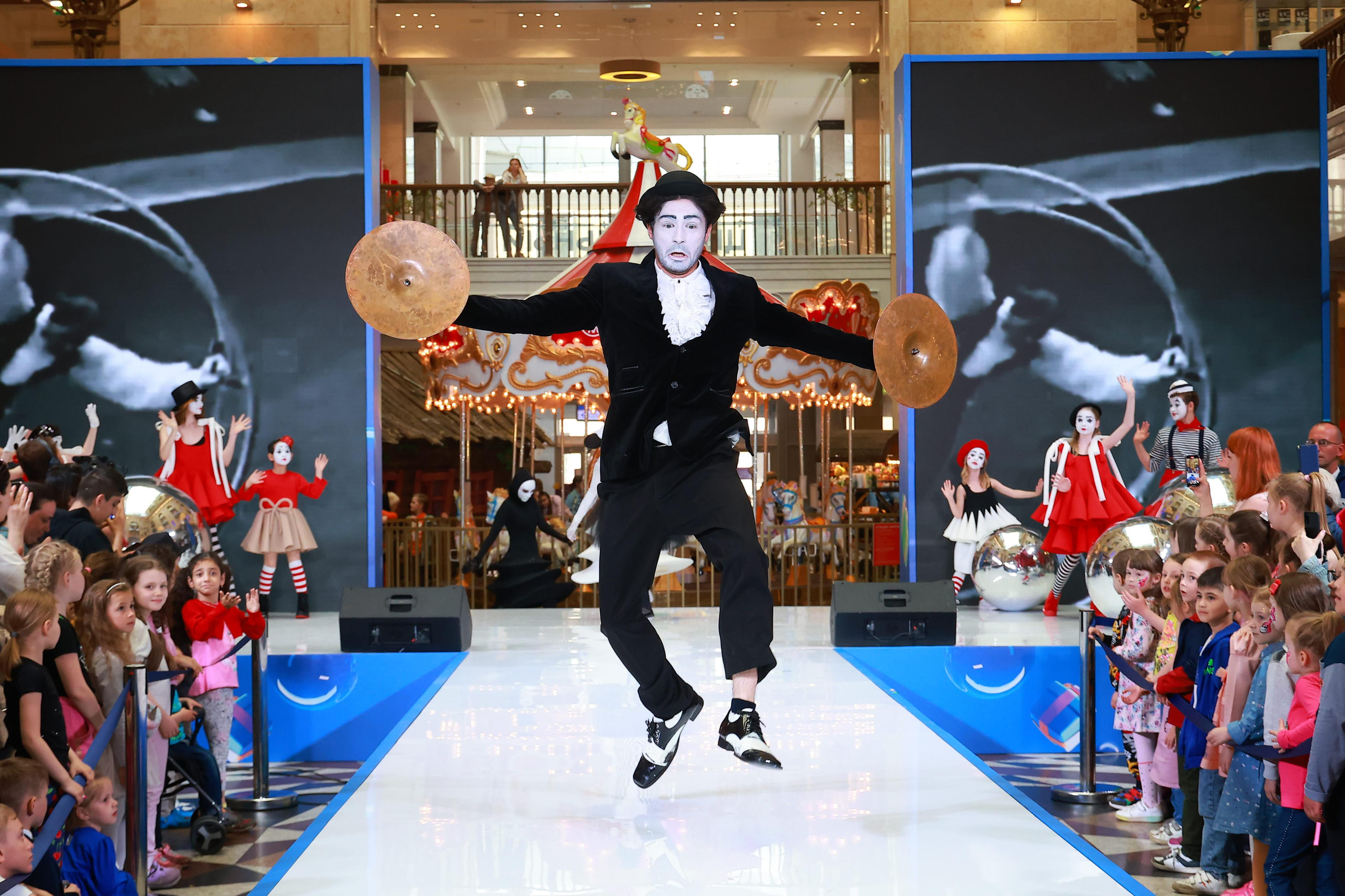 5 Июня 65 лет ЦДМ. Яркий репортажный фотограф в Москве Лоскутов Глеб