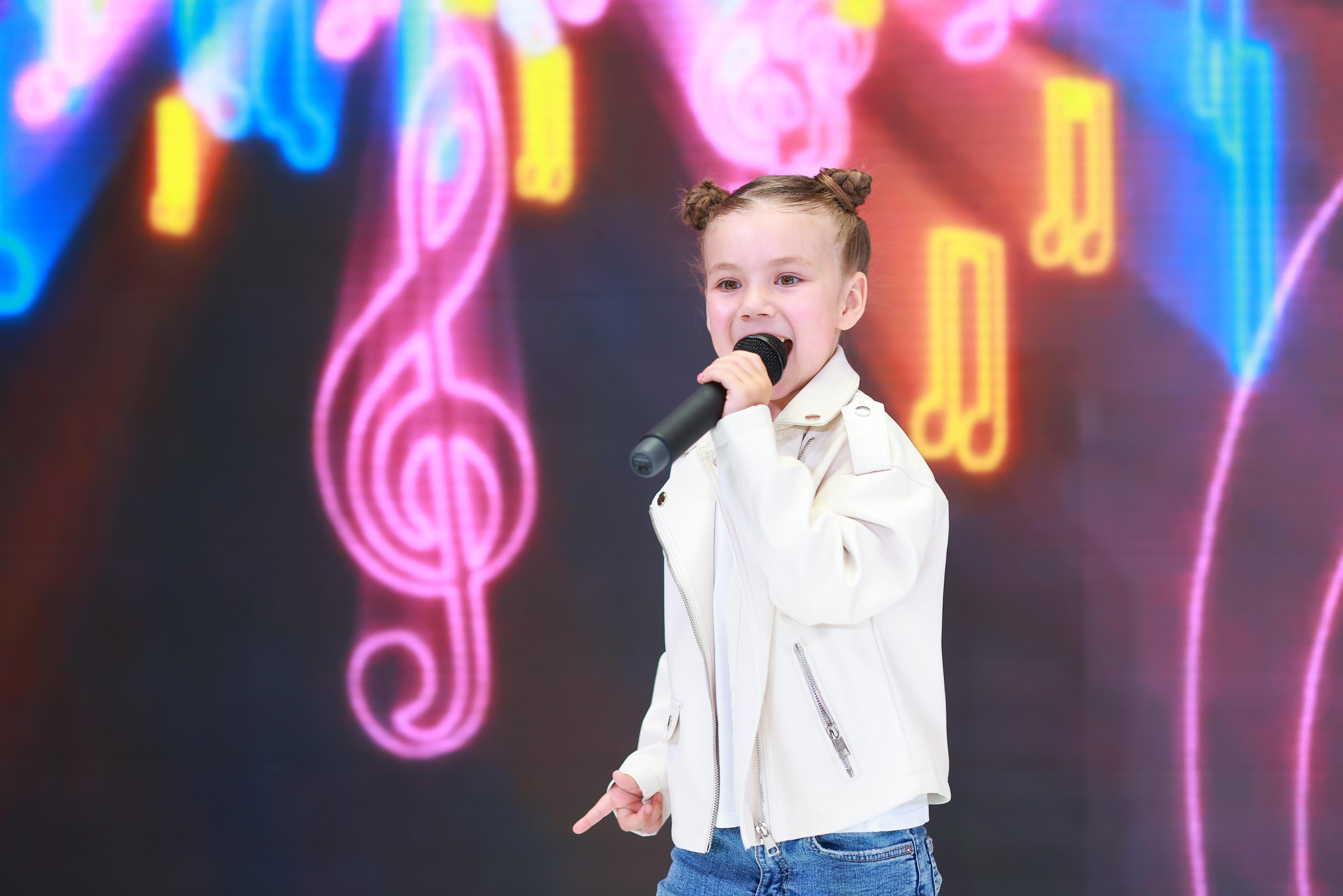 5 Июня 65 лет ЦДМ. Яркий репортажный фотограф в Москве Лоскутов Глеб