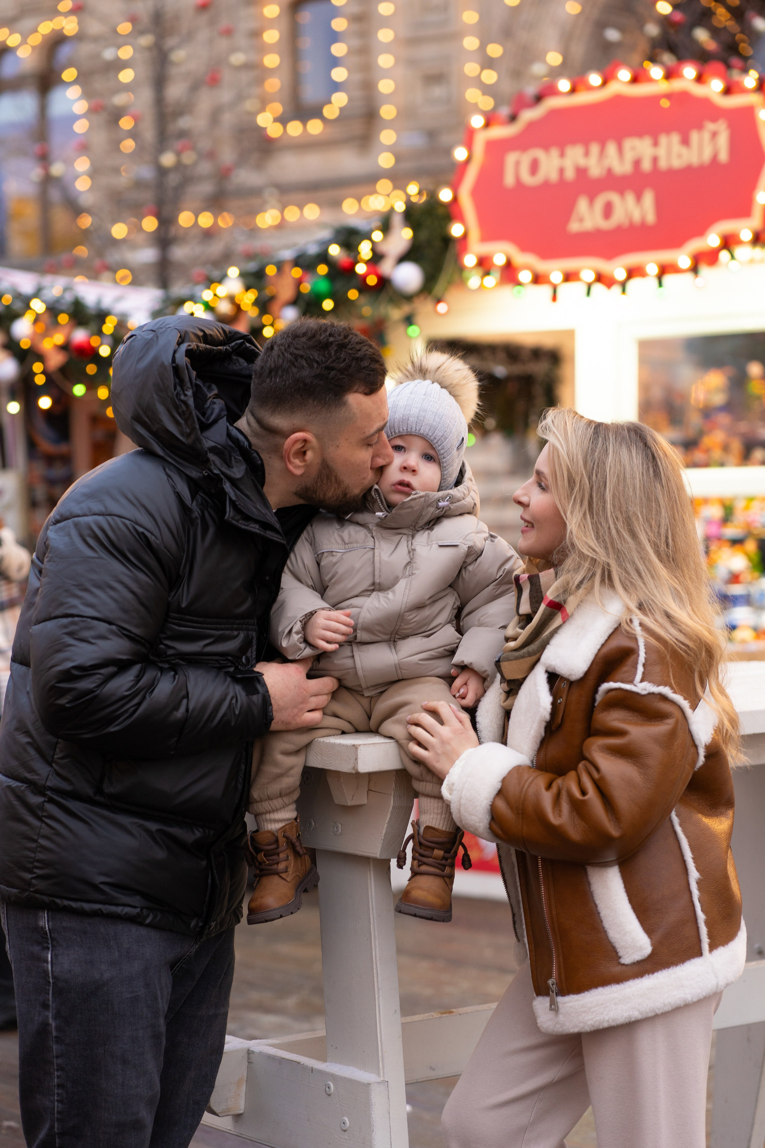 Павел, Егор и Наталия на ГУМ Ярмарке. Свадебный фотограф в Москве Анна Полушина
