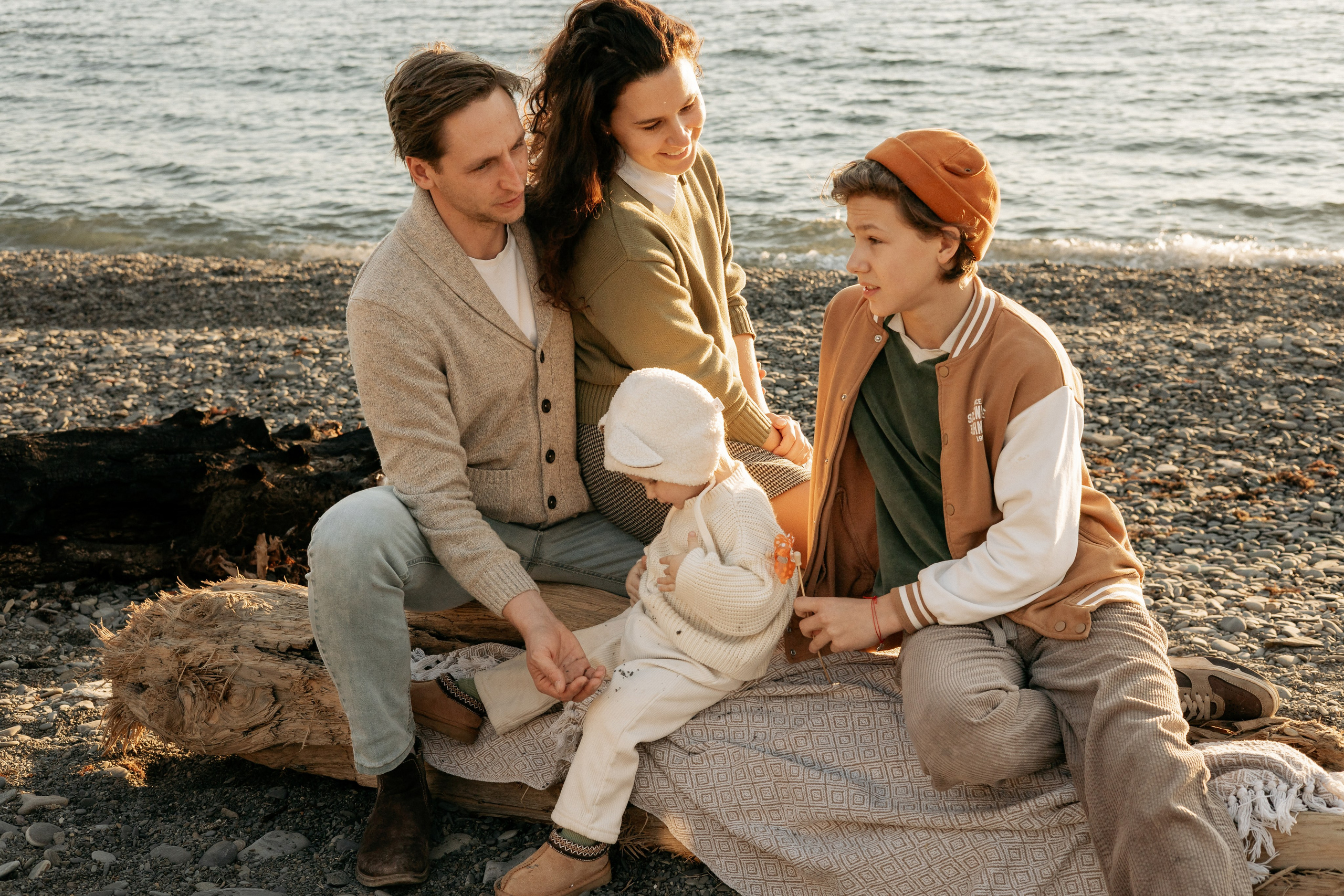 Нежные семейные моменты на закате.