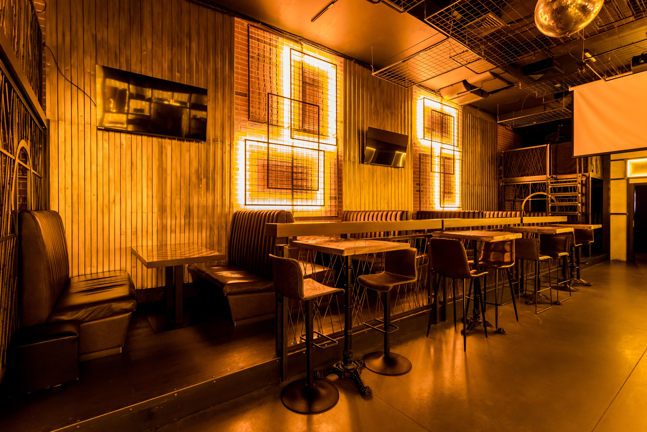 Фотосъемка для бара Гадкий Койот на улице Большая Дмитровка. Интерьеры, Контент, Портреты | Фотограф в Москве Дани Терно