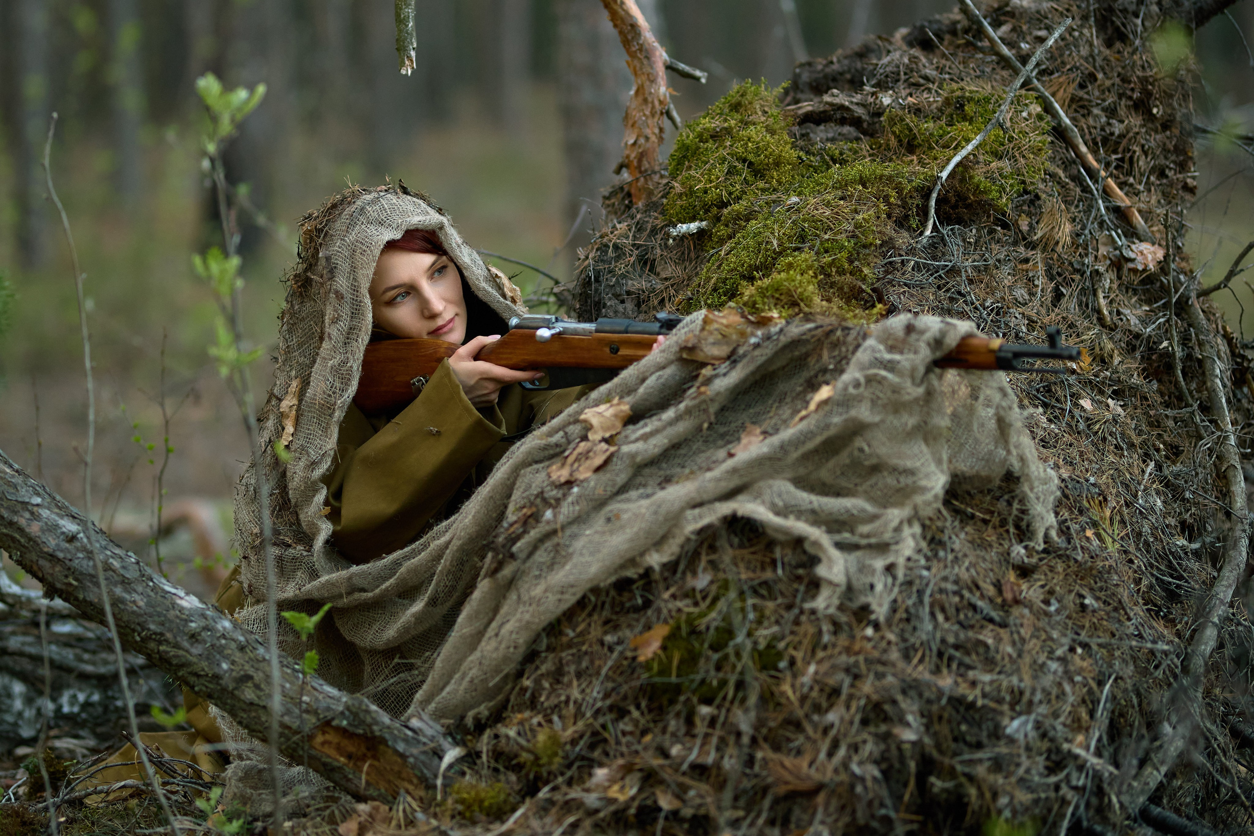тематическая фотосессия на военную тему, девушка целится из винтовки