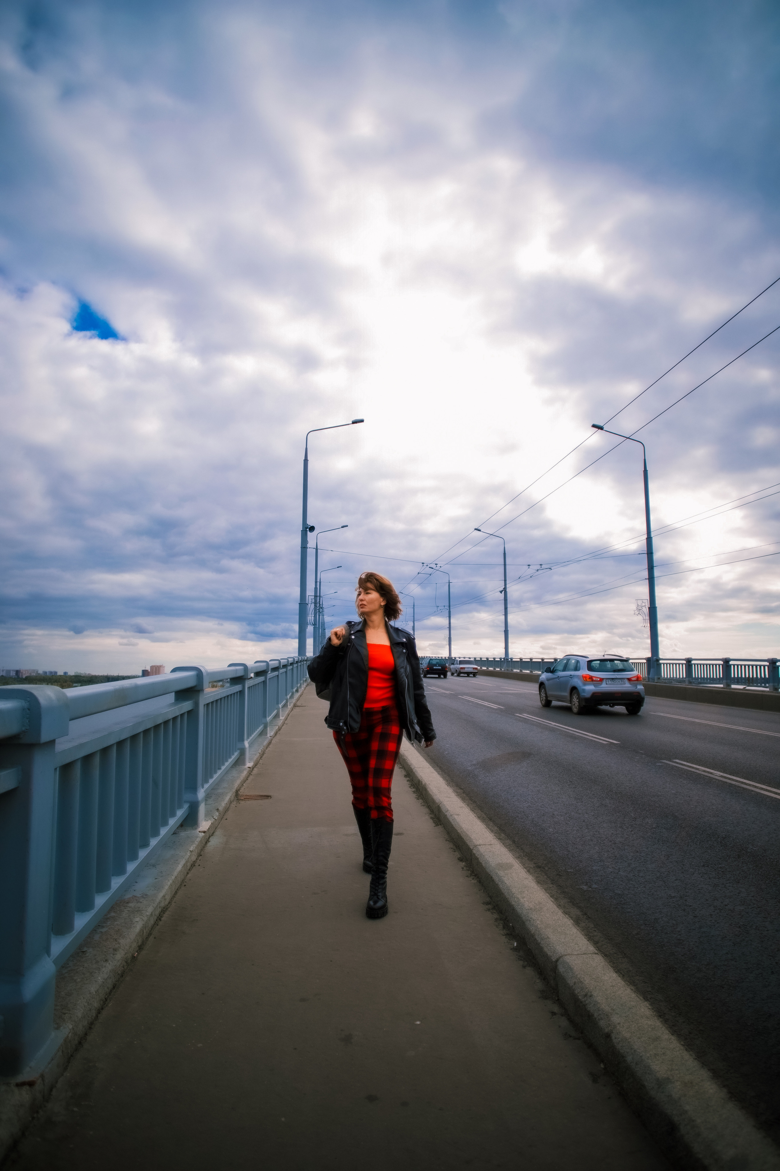 Фото прогулка по мосту Саратова. Фотограф Софья Васильковская