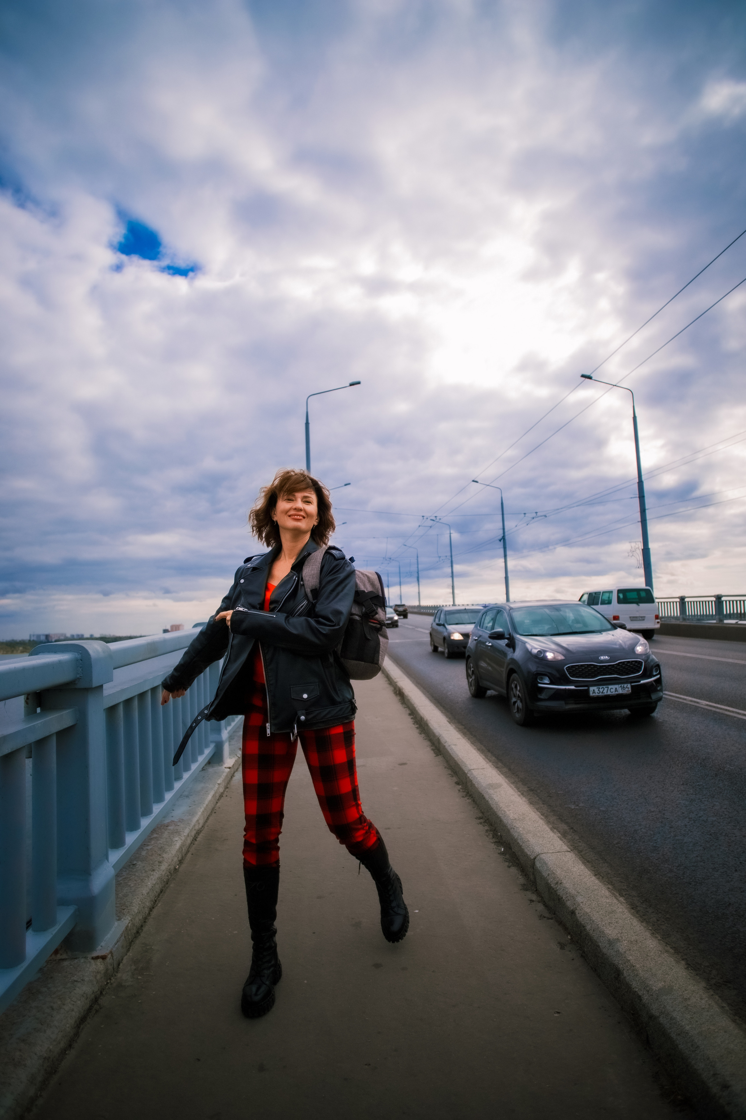 Фото прогулка по мосту Саратова. Фотограф Софья Васильковская