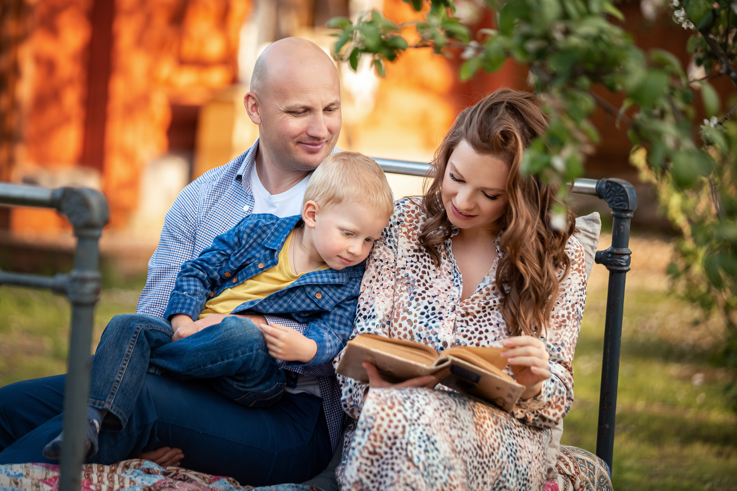 Цветущие яблони. Олеся, Юра и Федя. Семейный и детский фотограф Комина Елена, Власиха, Одинцово