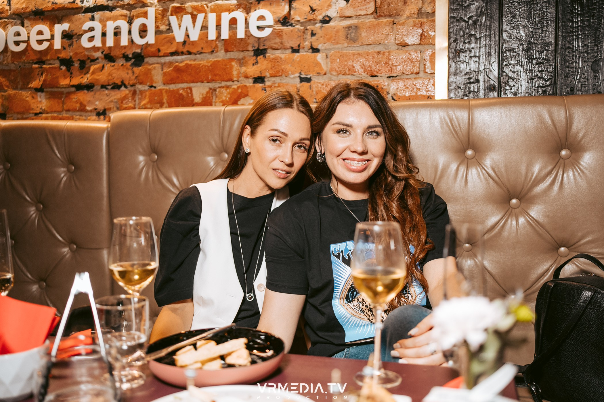 Вино и Стихи в баре «Supreme»