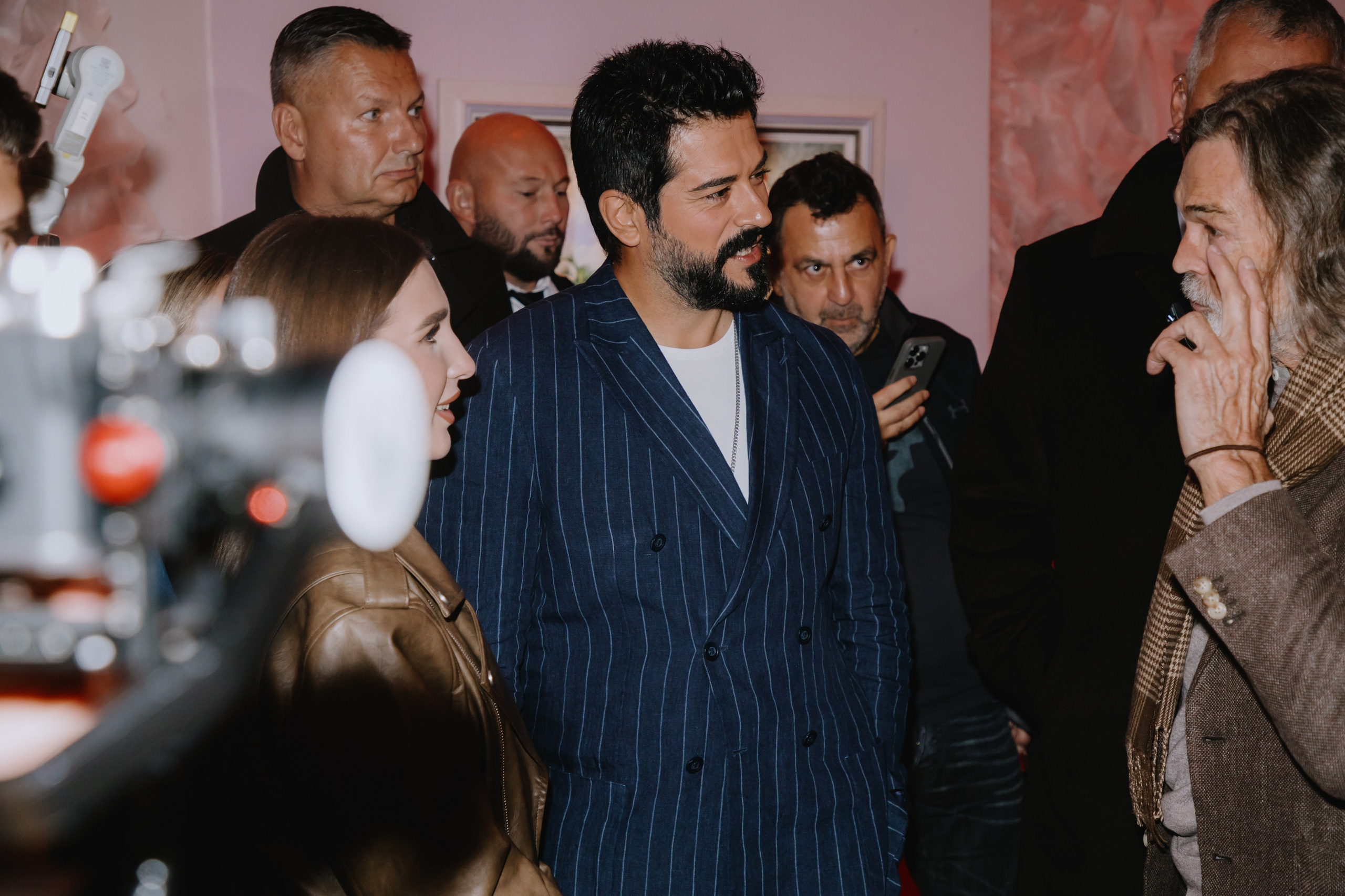 Бурак Озчивит посетил выставку Никаса Сафронова. Фотограф в Москве и Санкт-Петербурге Дарина