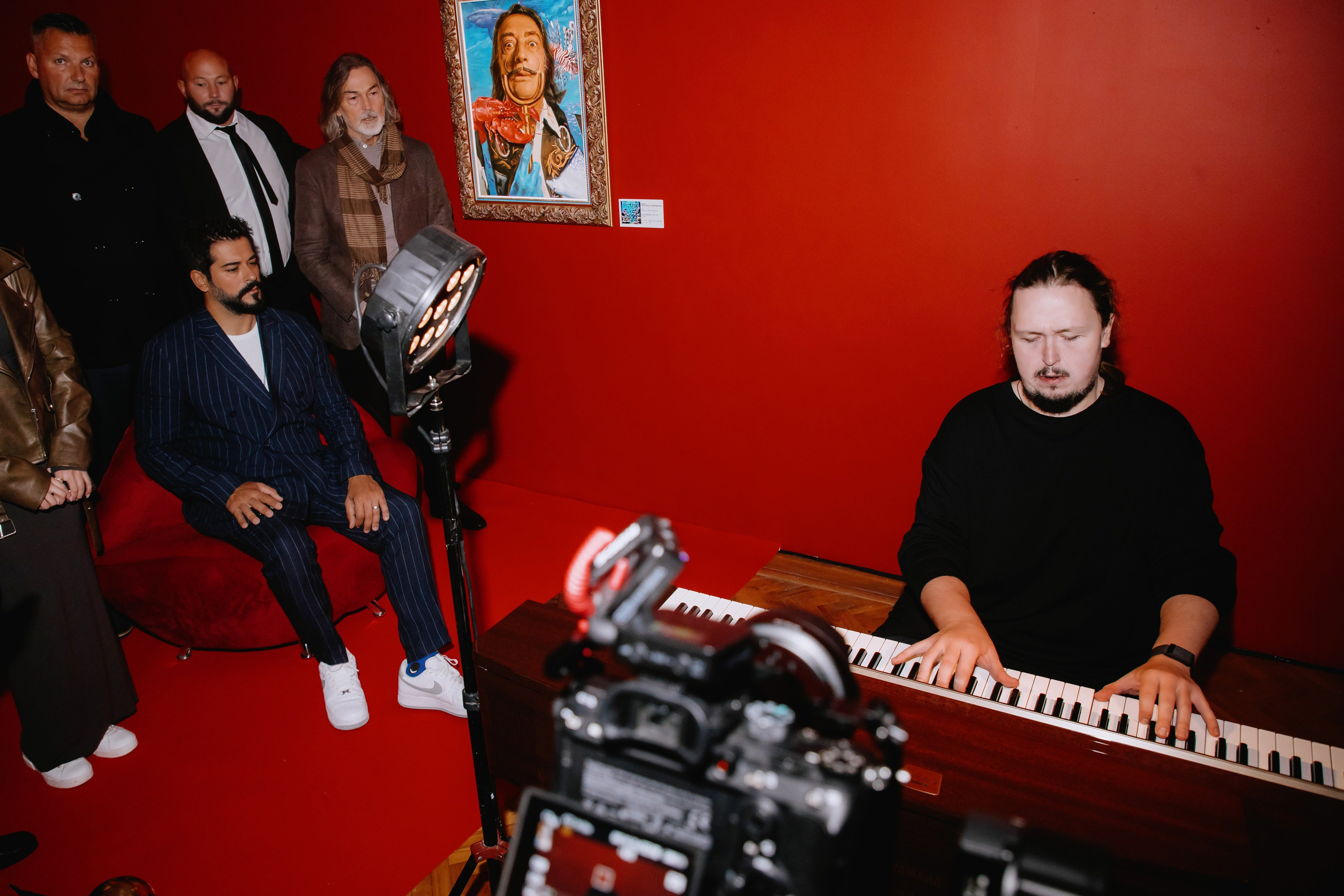 Бурак Озчивит посетил выставку Никаса Сафронова. Фотограф в Москве и Санкт-Петербурге Дарина