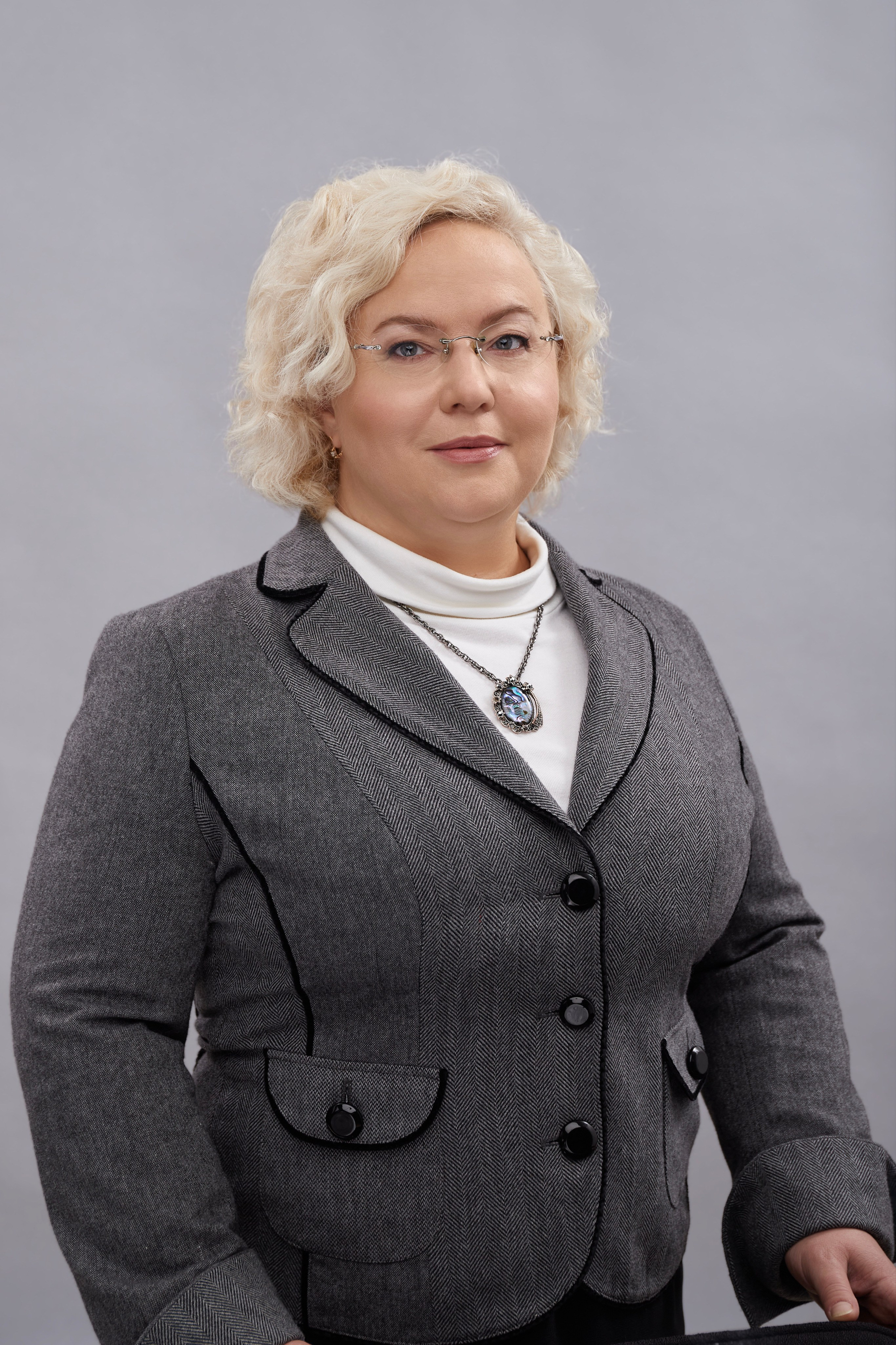 "Профессиональный портрет мужчины в студии""Женский портрет с естественным освещением""Крупный план портрета улыбающейся женщины""Портретная съемка в студии для делового портфолио"Для съемки сотрудников компании:"Группа сотрудников компании на корпоративной фотосессии""Портреты сотрудников офиса для корпоративного сайта""Фотосъемка команды компании в рабочей обстановке""Деловой портрет сотрудника для бизнес-профиля"